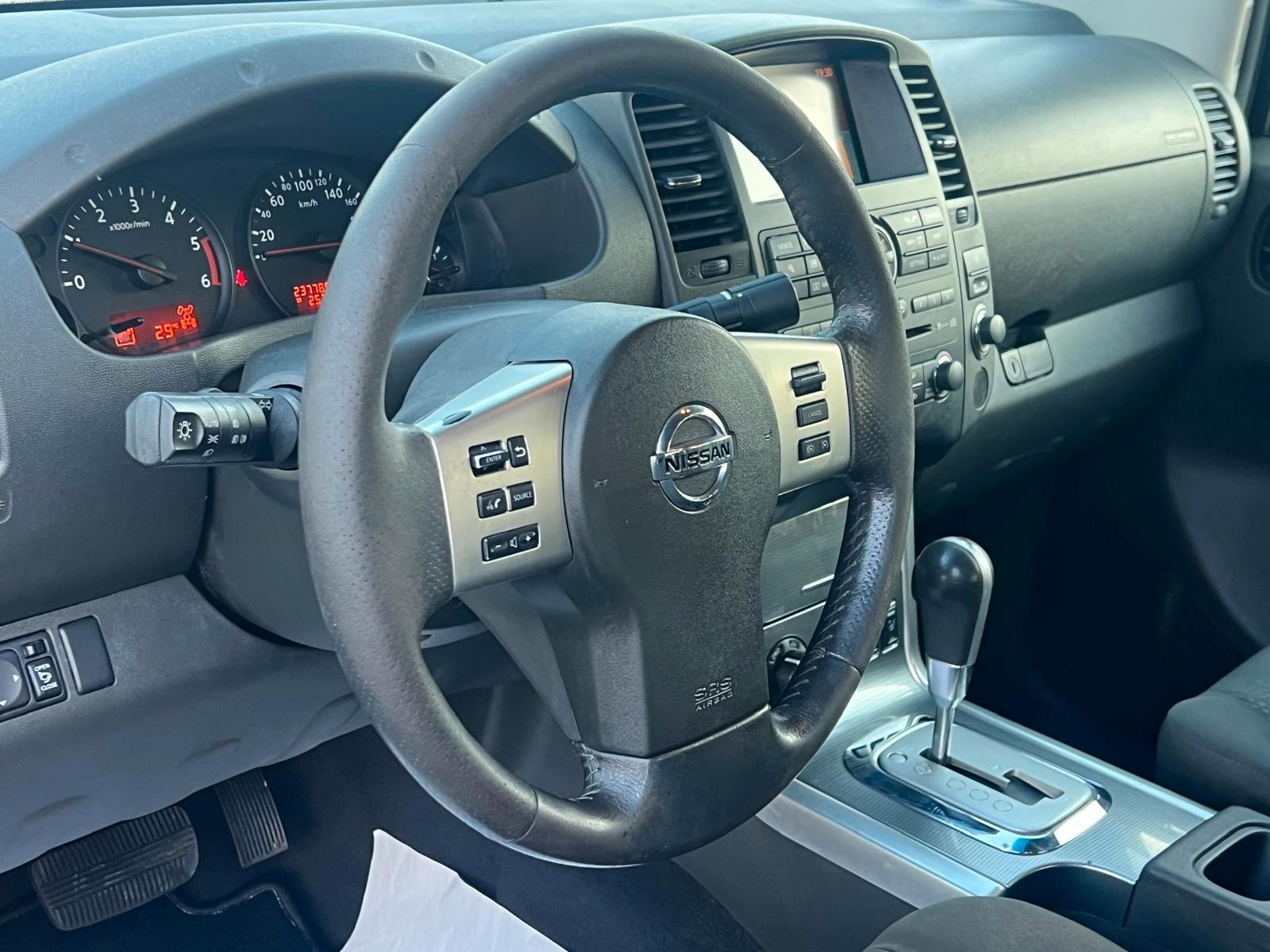NISSAN NAVARA 2.5 DCI 190 CH 4X4 DOUBLE CAB LE BVA – GPS – SIÈGES CHAUFFANTS – CAMÉRA – ATTELAGE