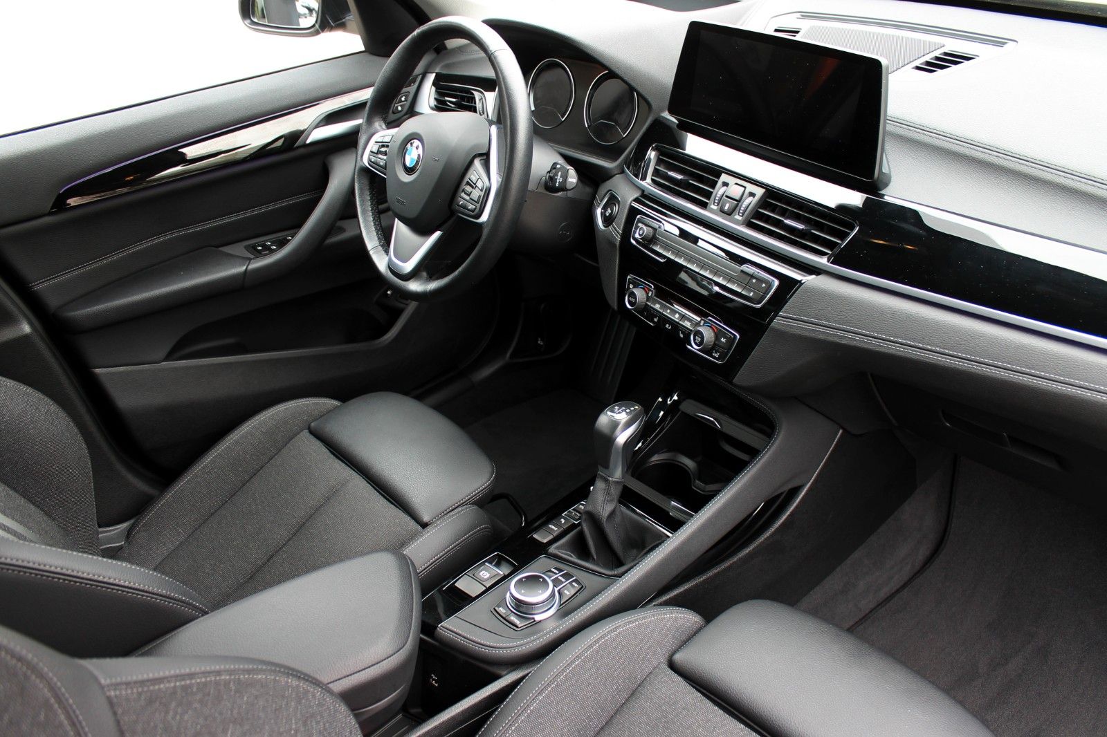 Fahrzeugabbildung BMW X1 25e xDrive Sport-Line HUD LED CarPlay ACC SHZ