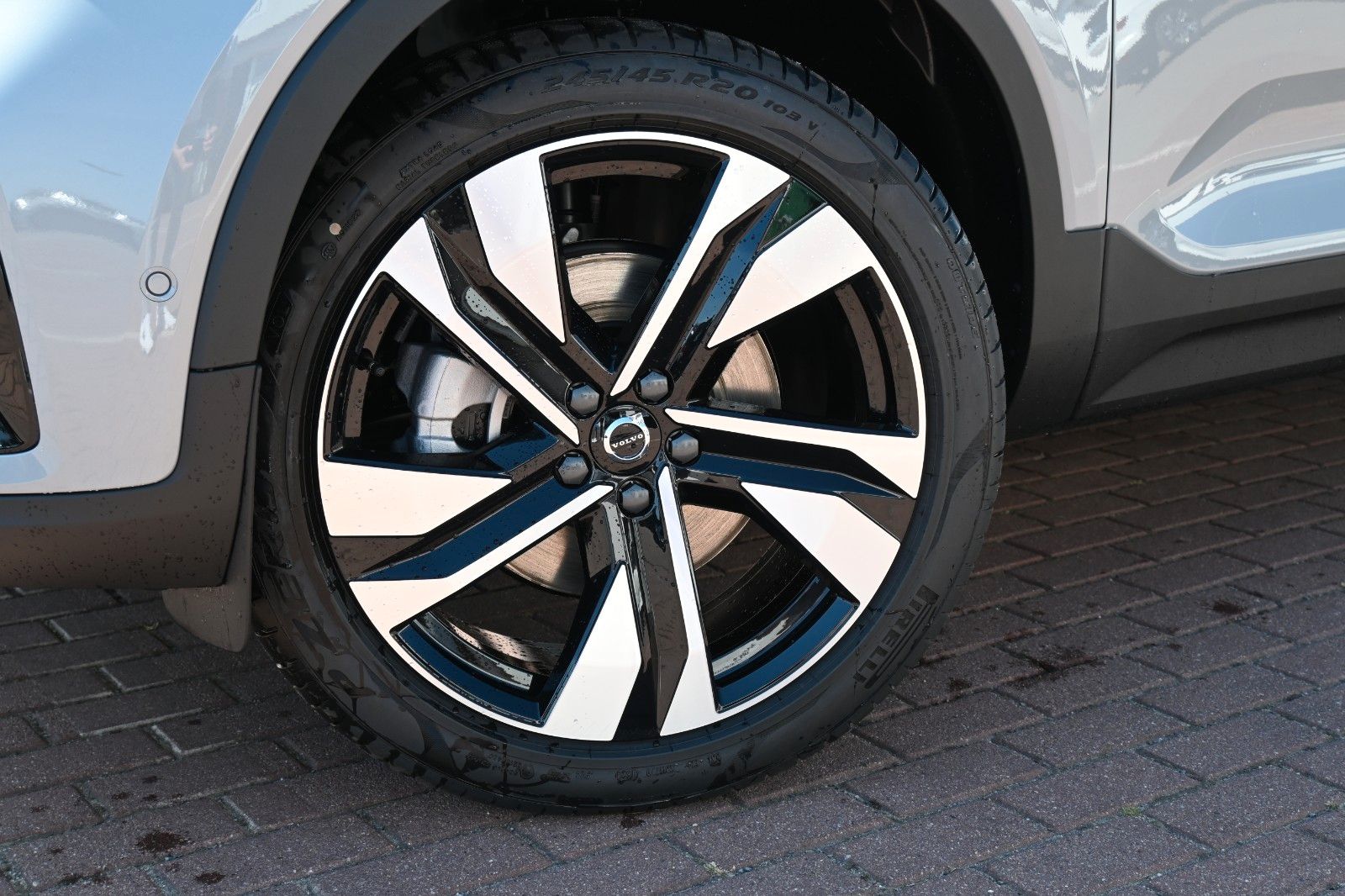 Fahrzeugabbildung Volvo XC40 B4 DKG Ultra Dark*FSHZG*PANO*360°*ACC