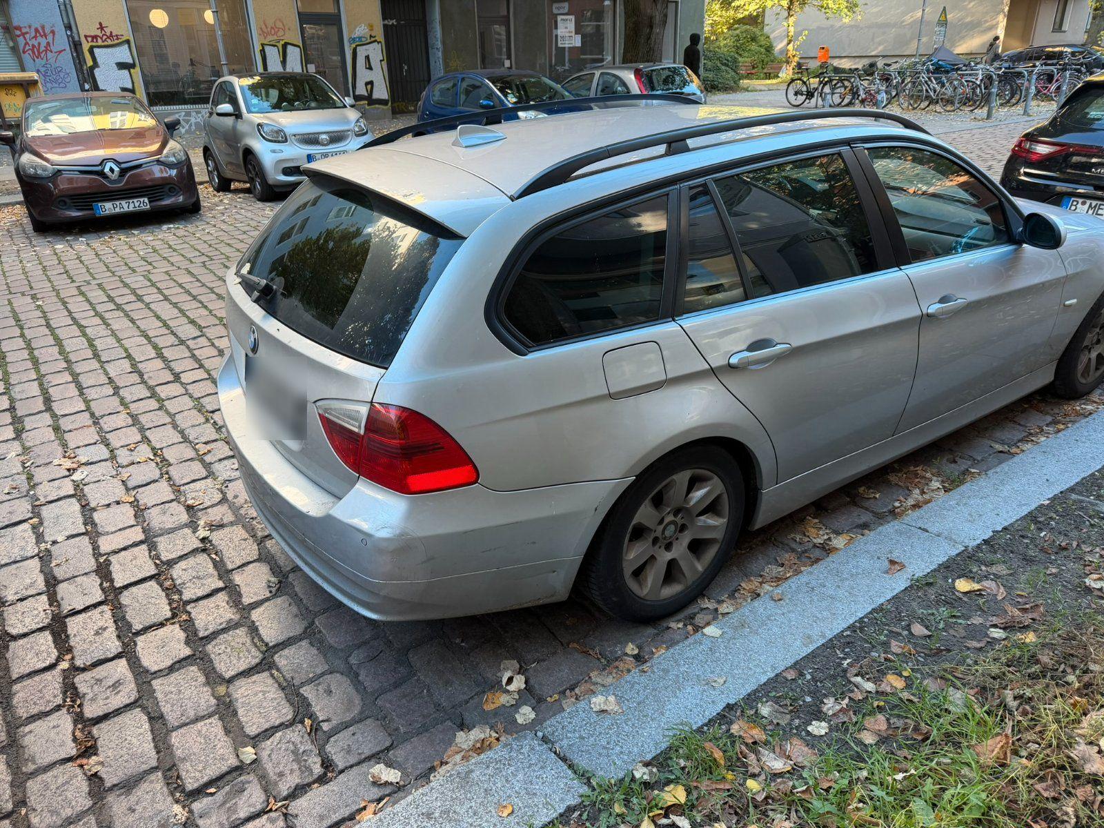 BMW 318 2008 — interior