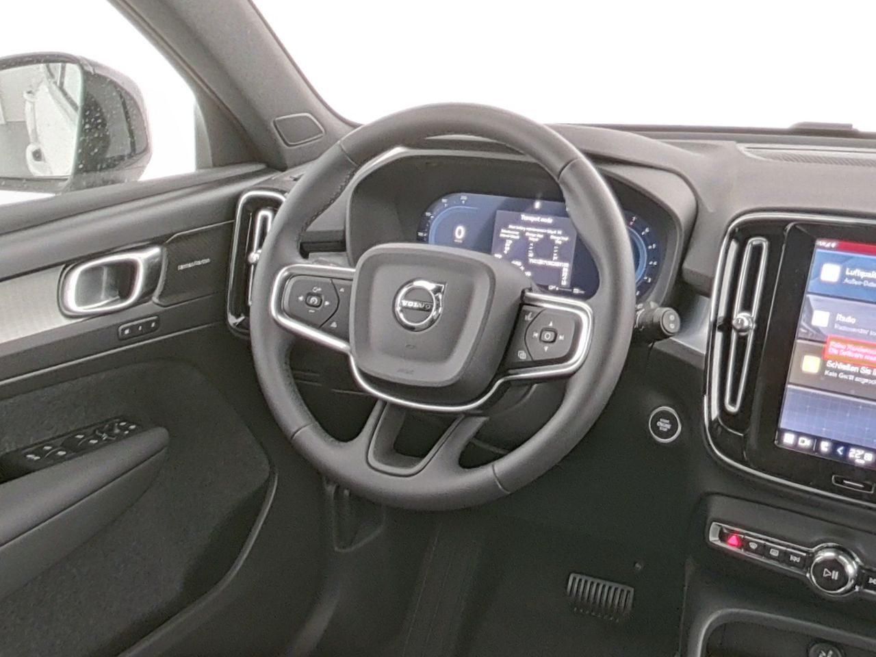 Fahrzeugabbildung Volvo XC40 Plus Dark 2WD