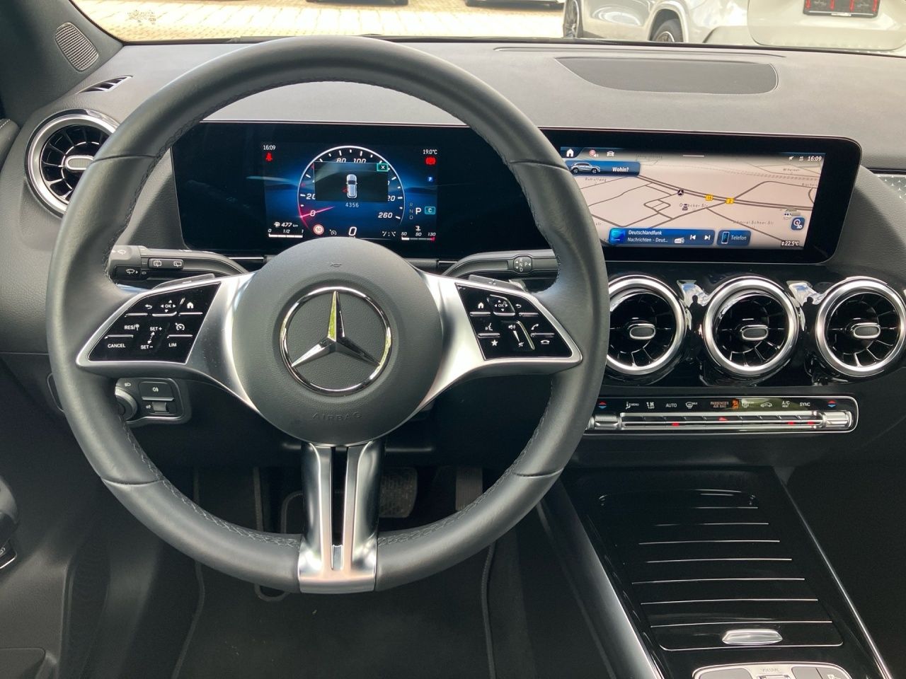 Fahrzeugabbildung Mercedes-Benz GLA 200 d AHK+MULTIBEAM+EL.HECKKL+KAMERA+SHZ+