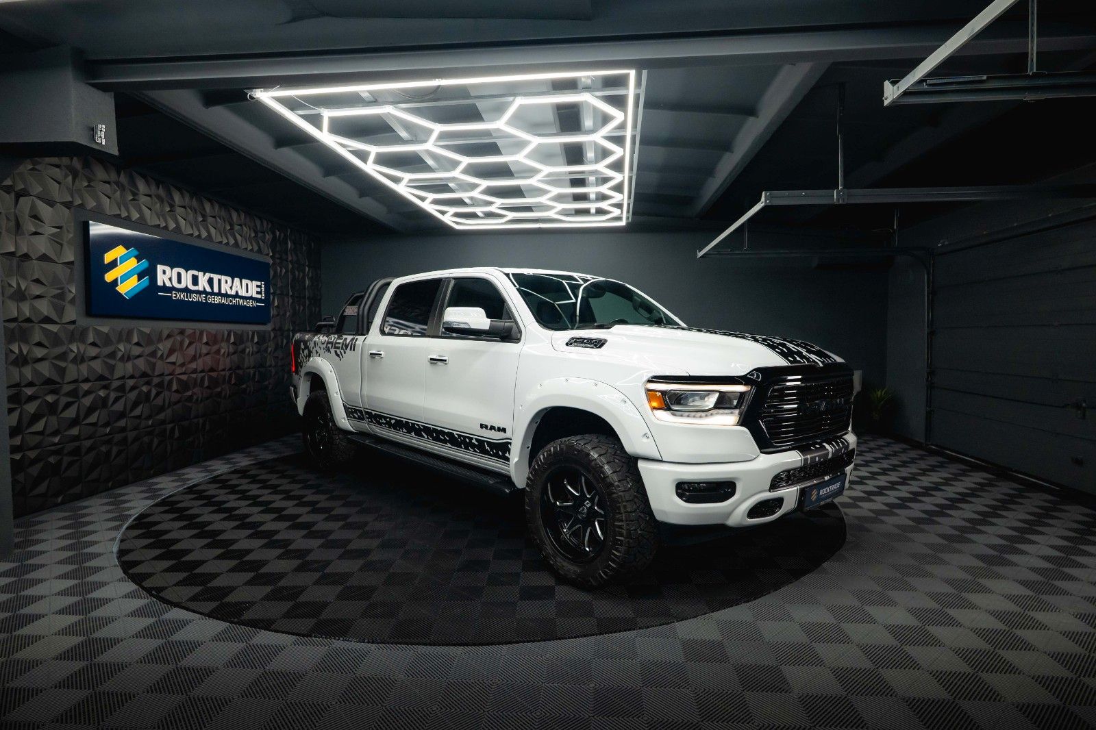 Fahrzeugabbildung Dodge RAM 5.7 V8 HEMI 4x4 OFFROAD Night-Paket *LED*