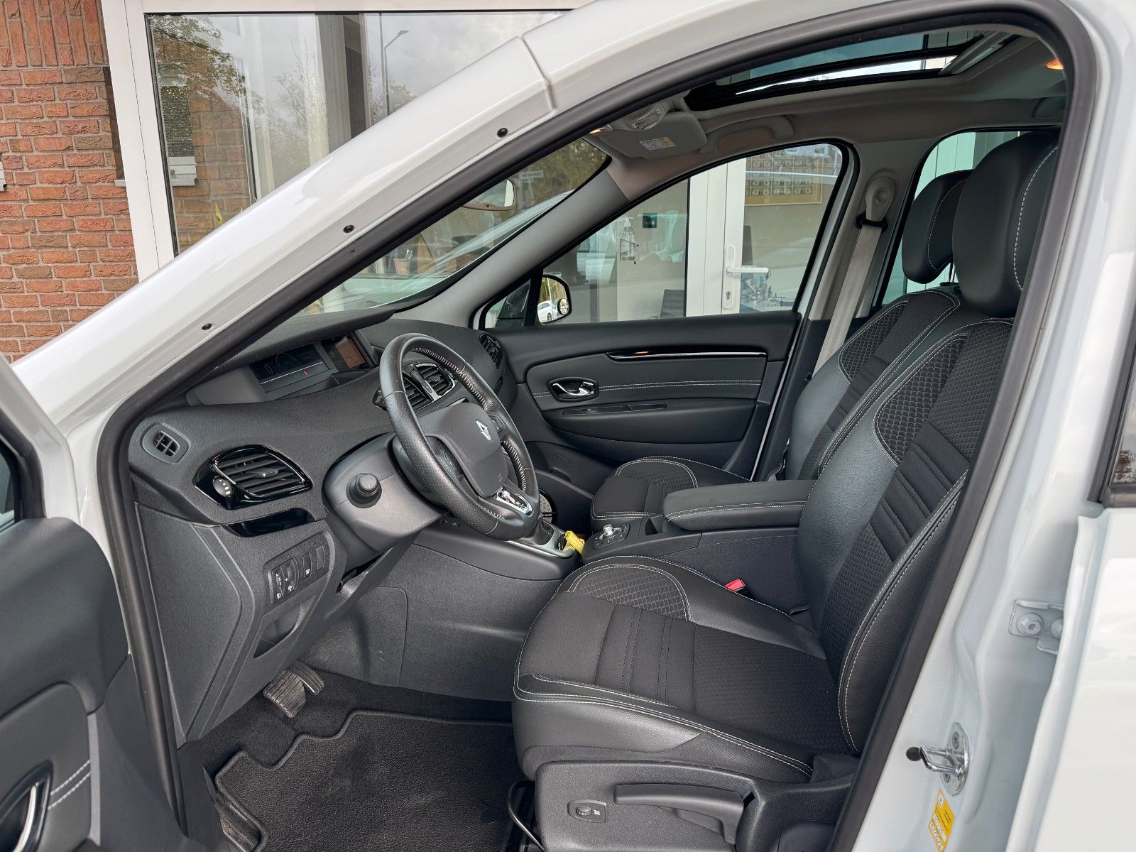 Fahrzeugabbildung Renault Scenic III BOSE Edition Autom. Navi/Panorama