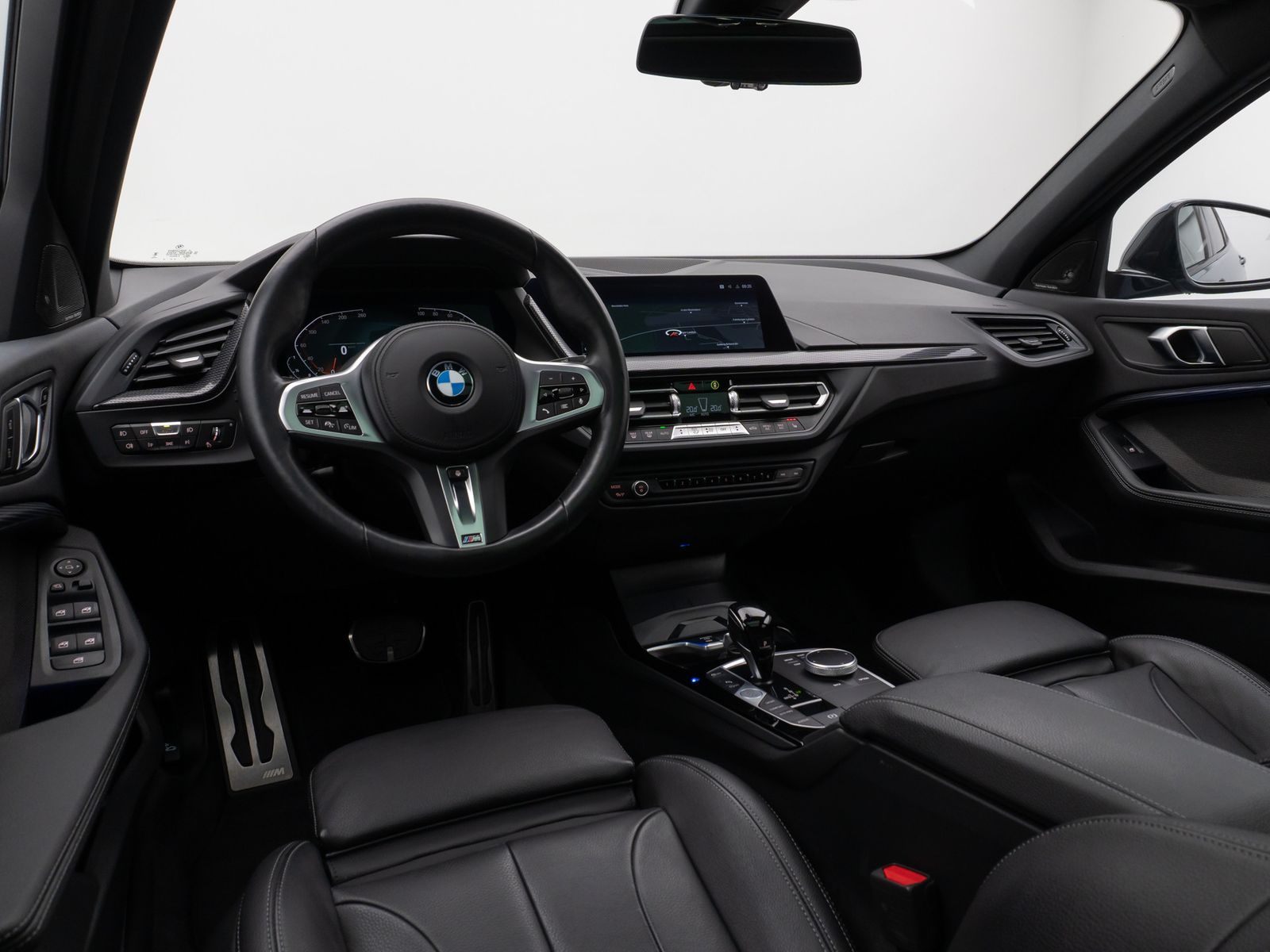 Fahrzeugabbildung BMW 118i M Sport Panorama Kamera HUD DAB H/K Komfort