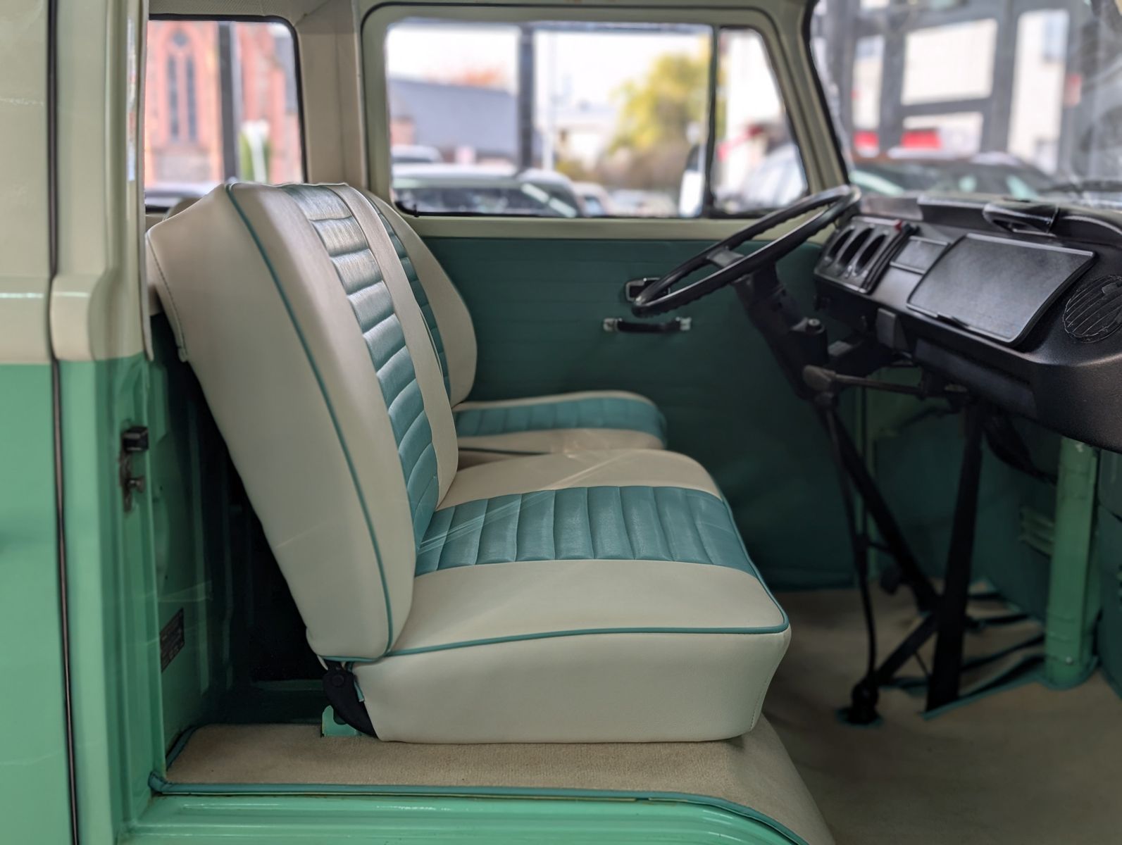 Fahrzeugabbildung Volkswagen T2 Fensterbus 9 Sitzer H-Zulassung frame off