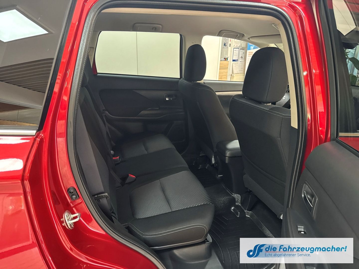 Fahrzeugabbildung Mitsubishi Outlander Edition 100 2WD Apple CarPlay Android