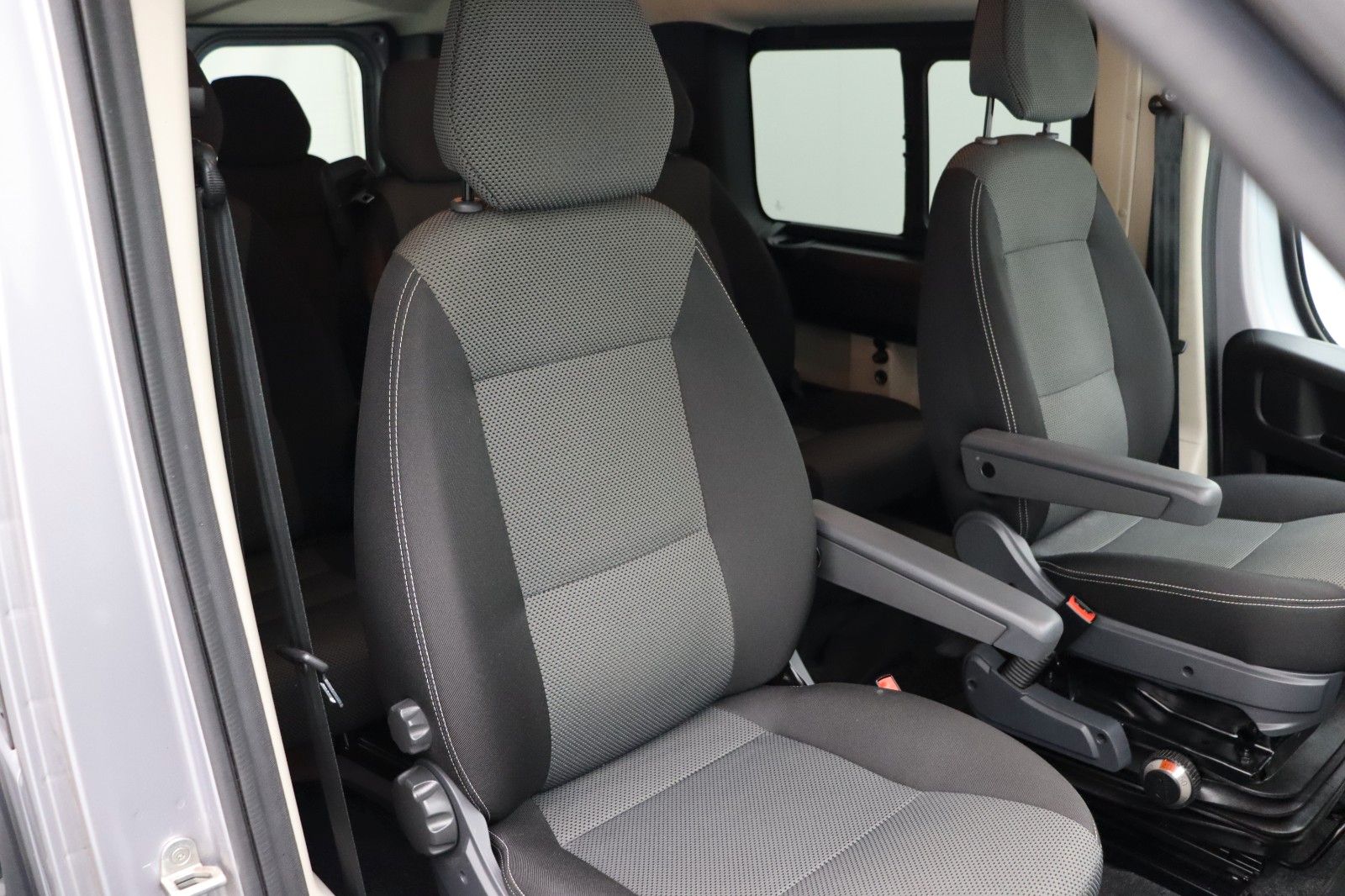 Fahrzeugabbildung Fiat Ducato 30 L1H1 2.2 Panorama - Komfort-Fahrersitz