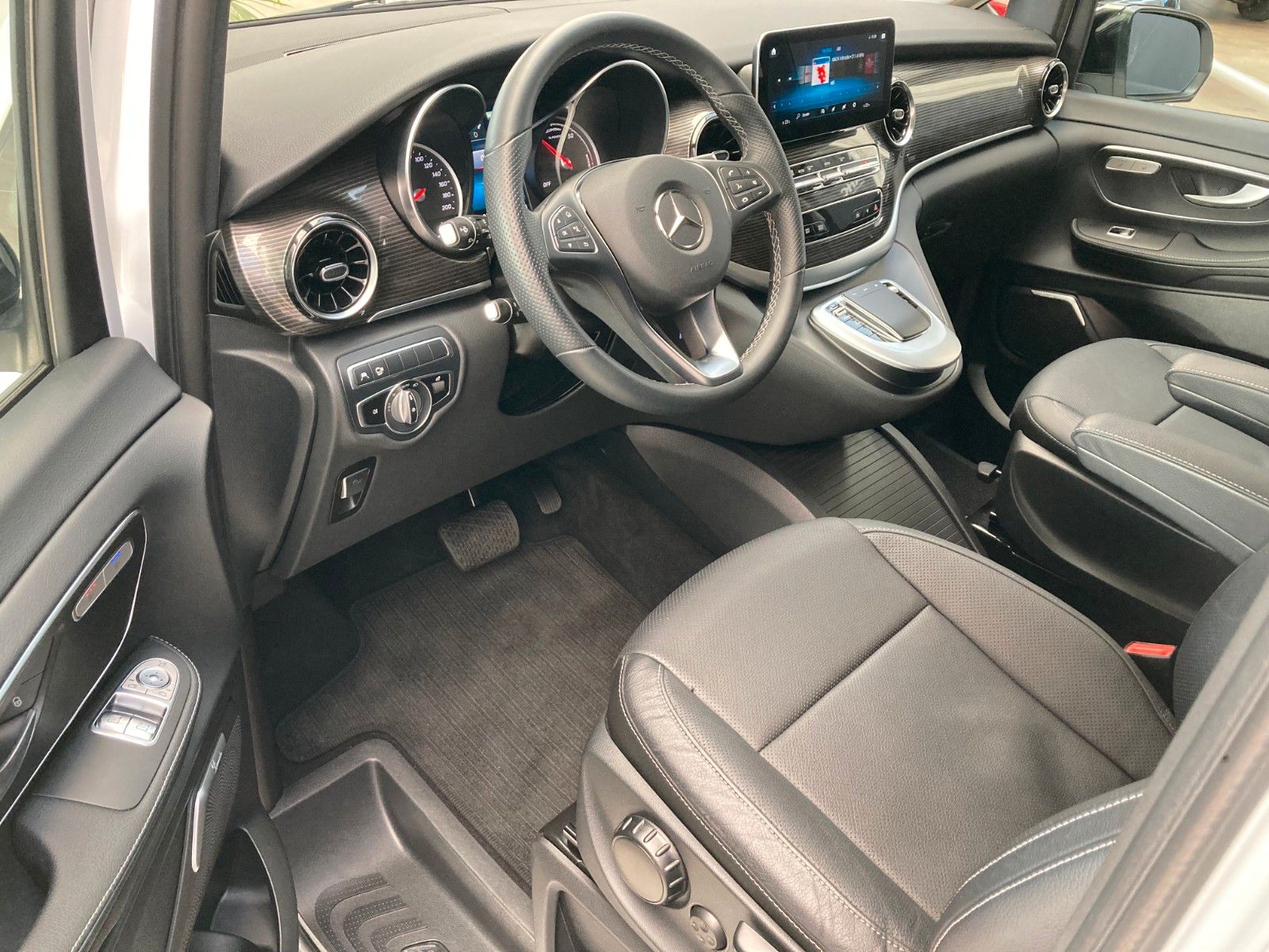 Fahrzeugabbildung Mercedes-Benz 300 AVG lang 7 Sitze BURMESTER Sitzbelüftung