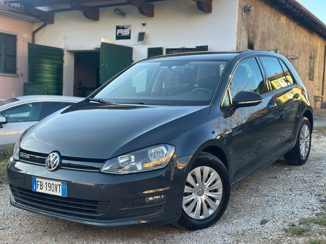 Volkswagen Golf - 1