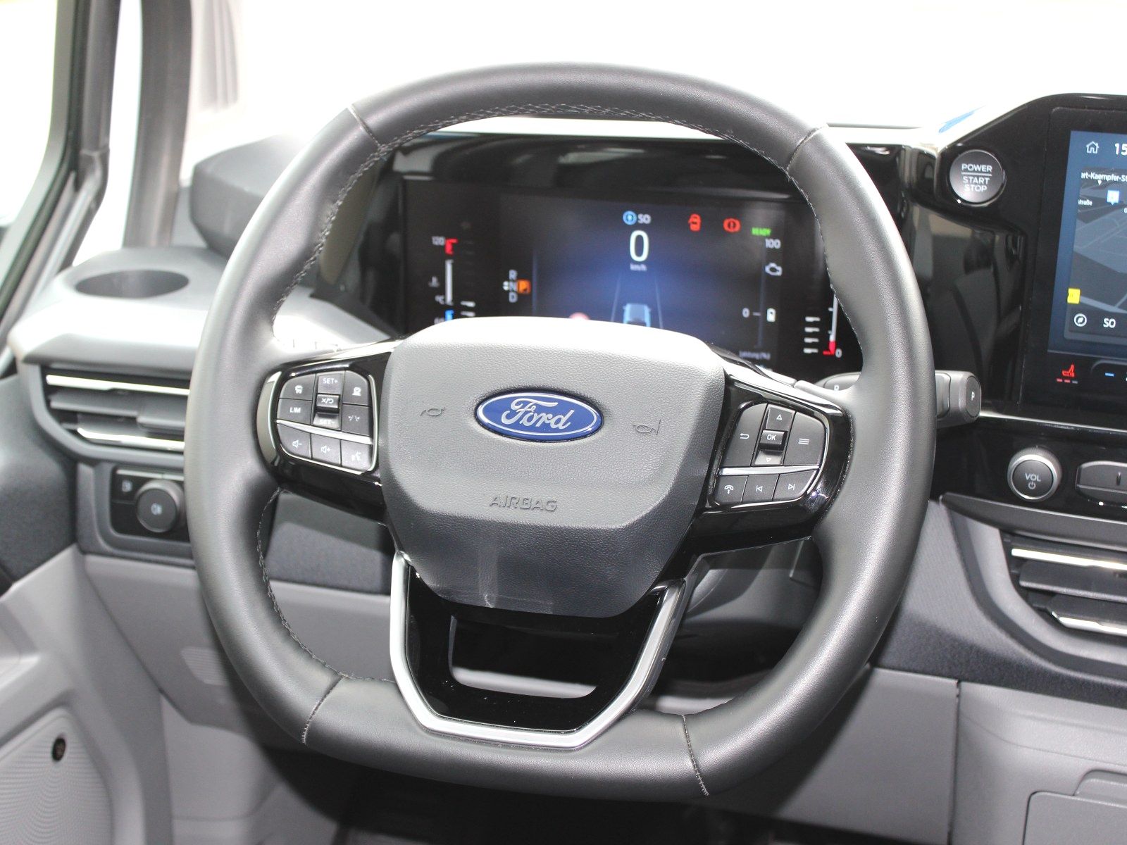 Fahrzeugabbildung Ford Tourneo Custom Plug-in Hybrid 340 L1 Titanium