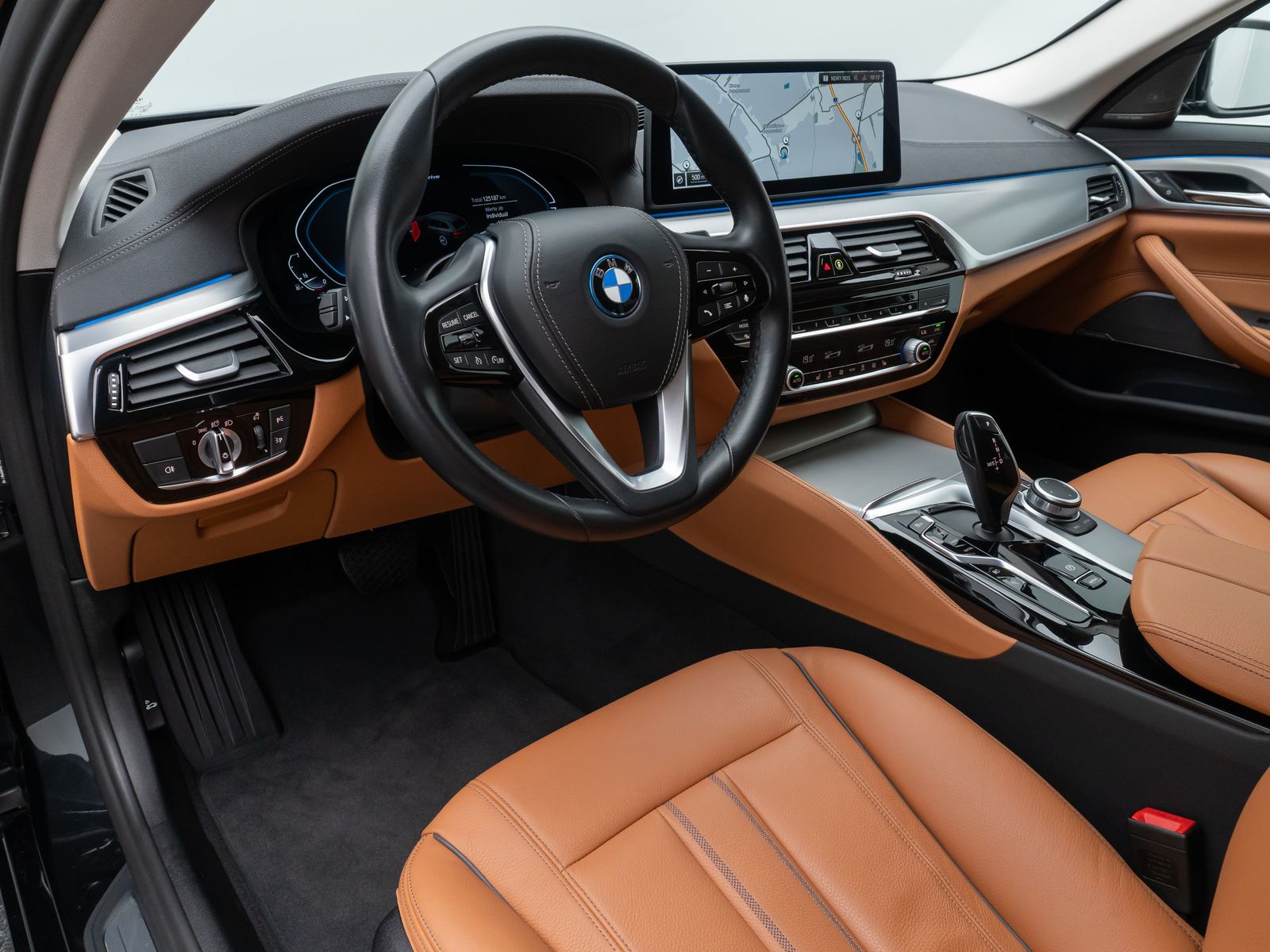 Fahrzeugabbildung BMW 530e xD Luxury Line DAB Alarm Kamera AHK 18Zoll