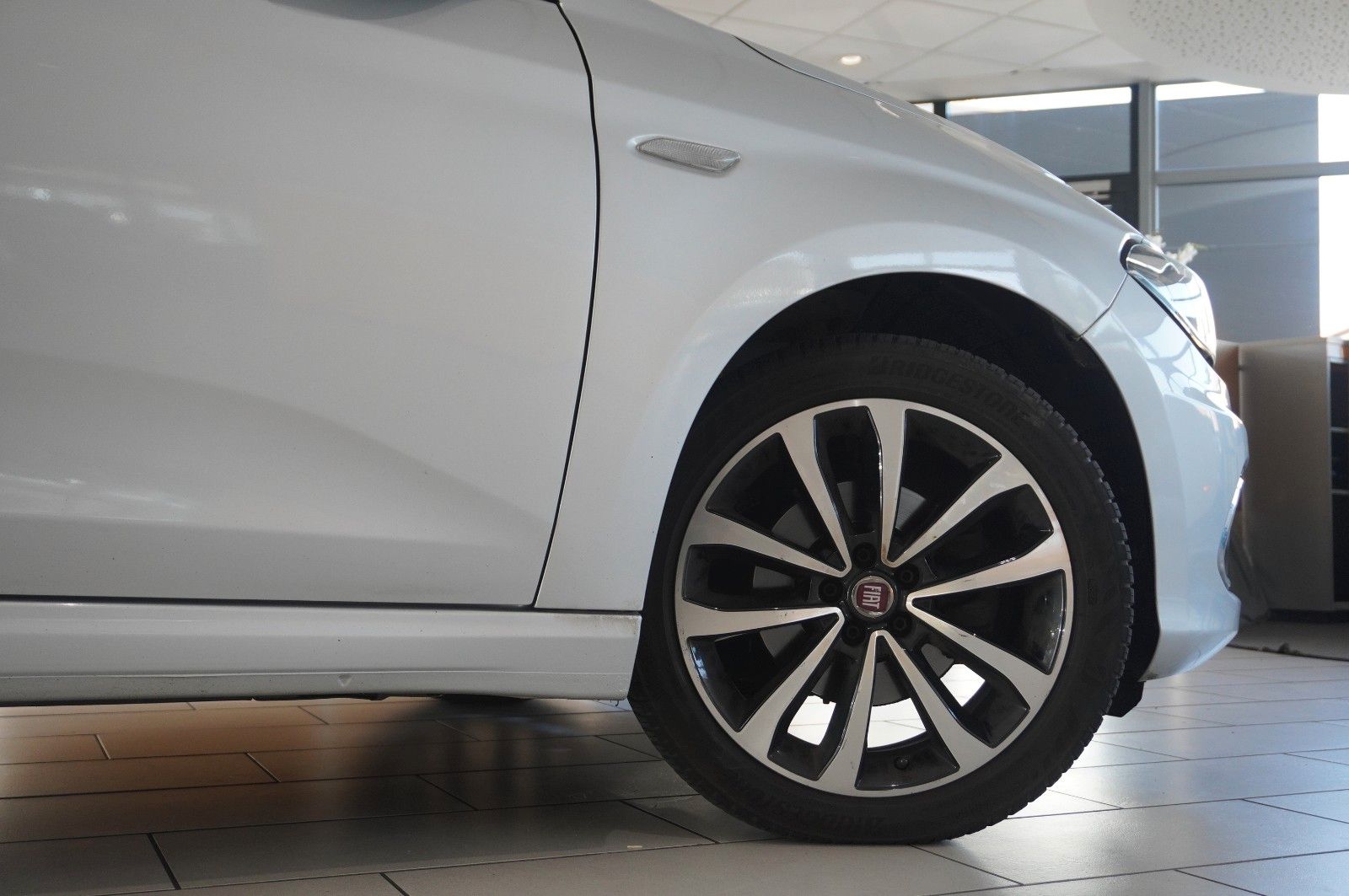 Fahrzeugabbildung Fiat Tipo 1.6D LIM. LOUNGE NAVI/LED/KAMERA/SHZ/TEMP.