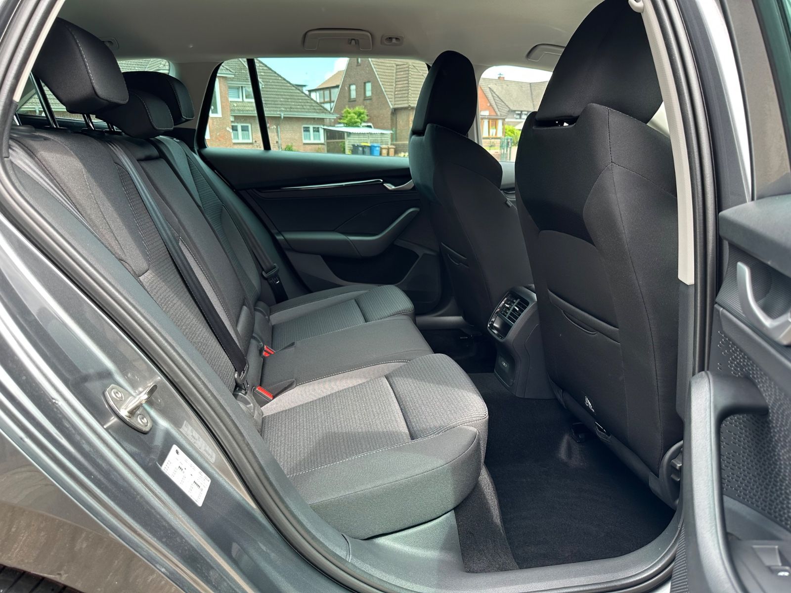 Fahrzeugabbildung SKODA Octavia Combi 1.5 TSI Selection DSG ACC/AHK/LED