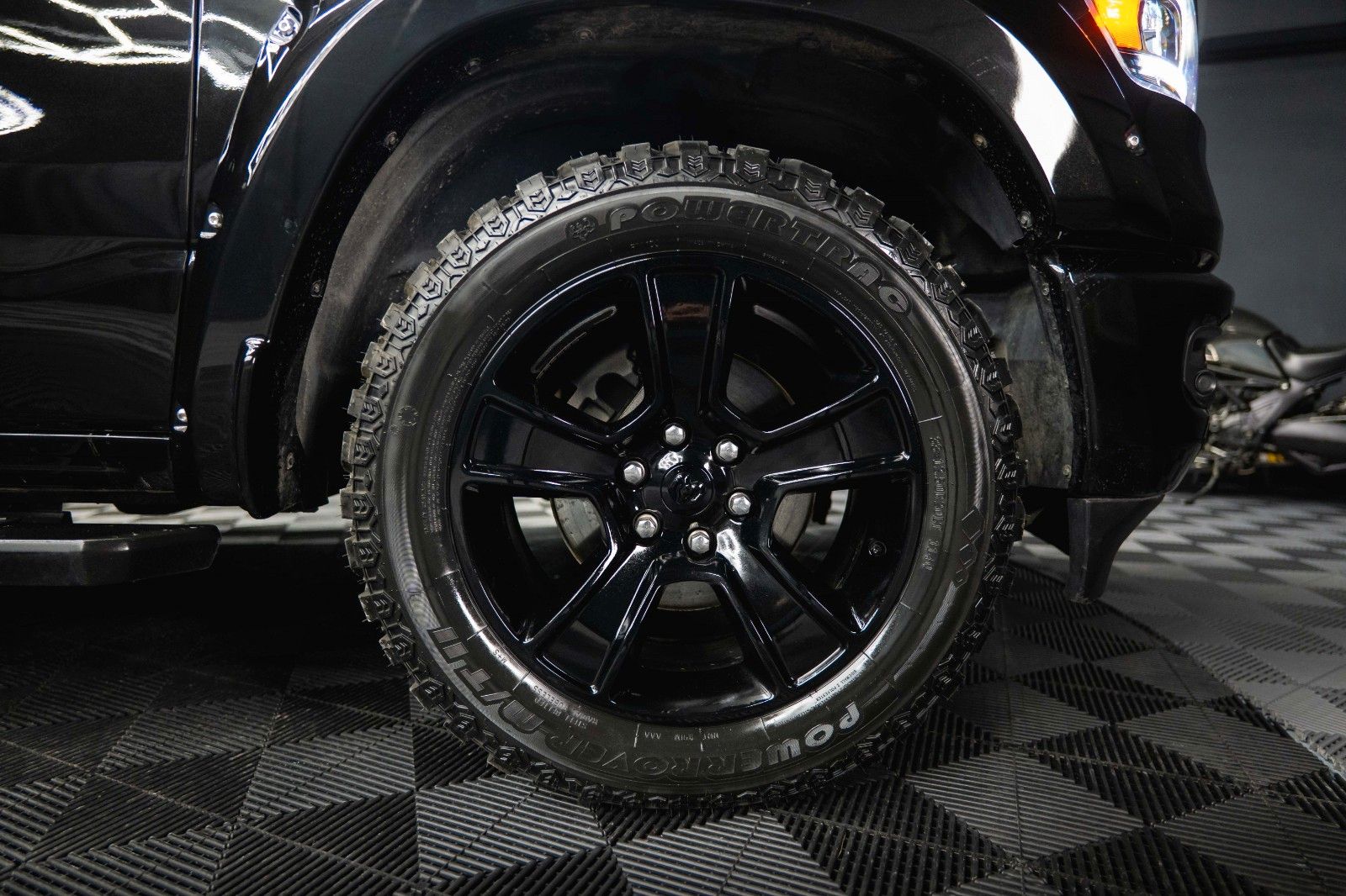 Fahrzeugabbildung Dodge RAM 5.7 V8 HEMI 4x4 OFFROAD BLACK EDITION *19%