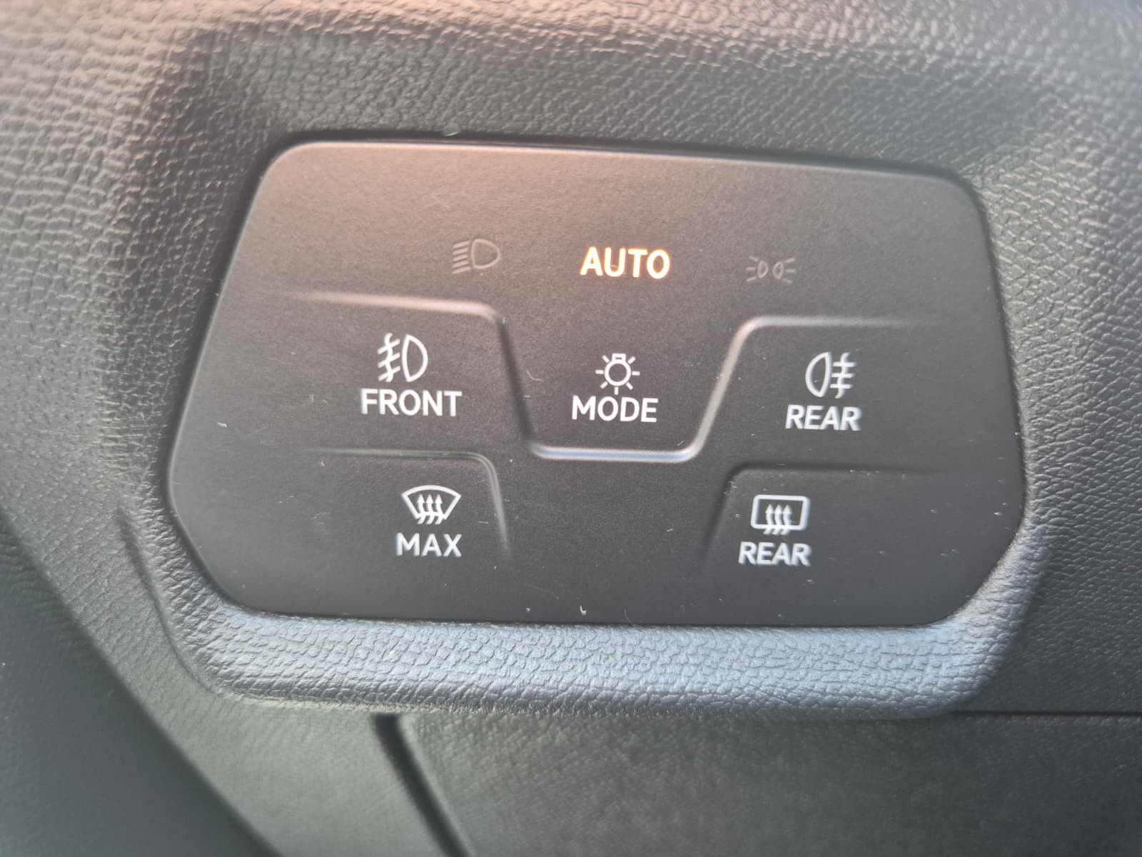 Fahrzeugabbildung CUPRA Leon 2.0 TDI DSG AHK*DYNAMICA*EDGE*LED*5JGARANT.