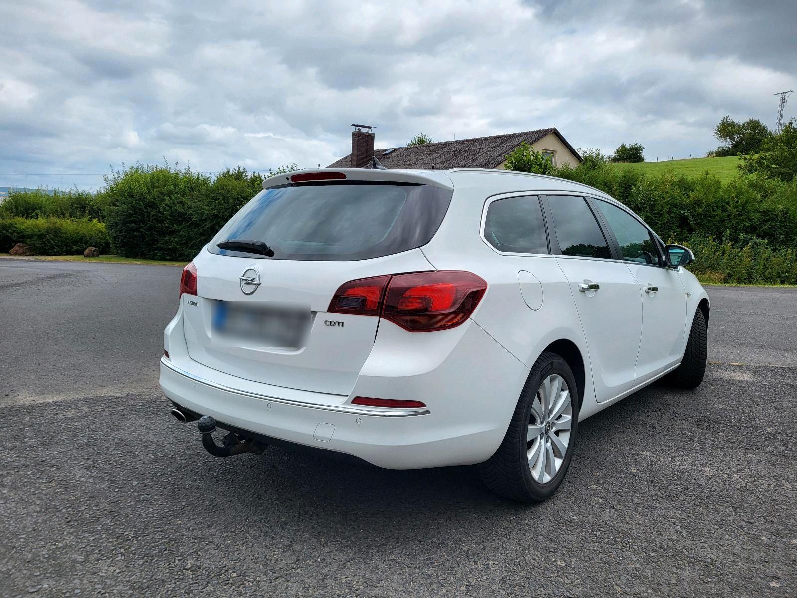 Opel Astra 2013 — rear view