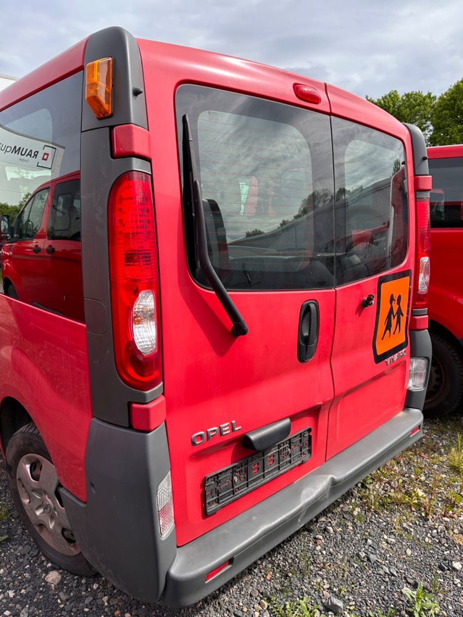 Fahrzeugabbildung Opel Vivaro Kombi 9 Sitzer L1H1 2,7t*Achsschaden*