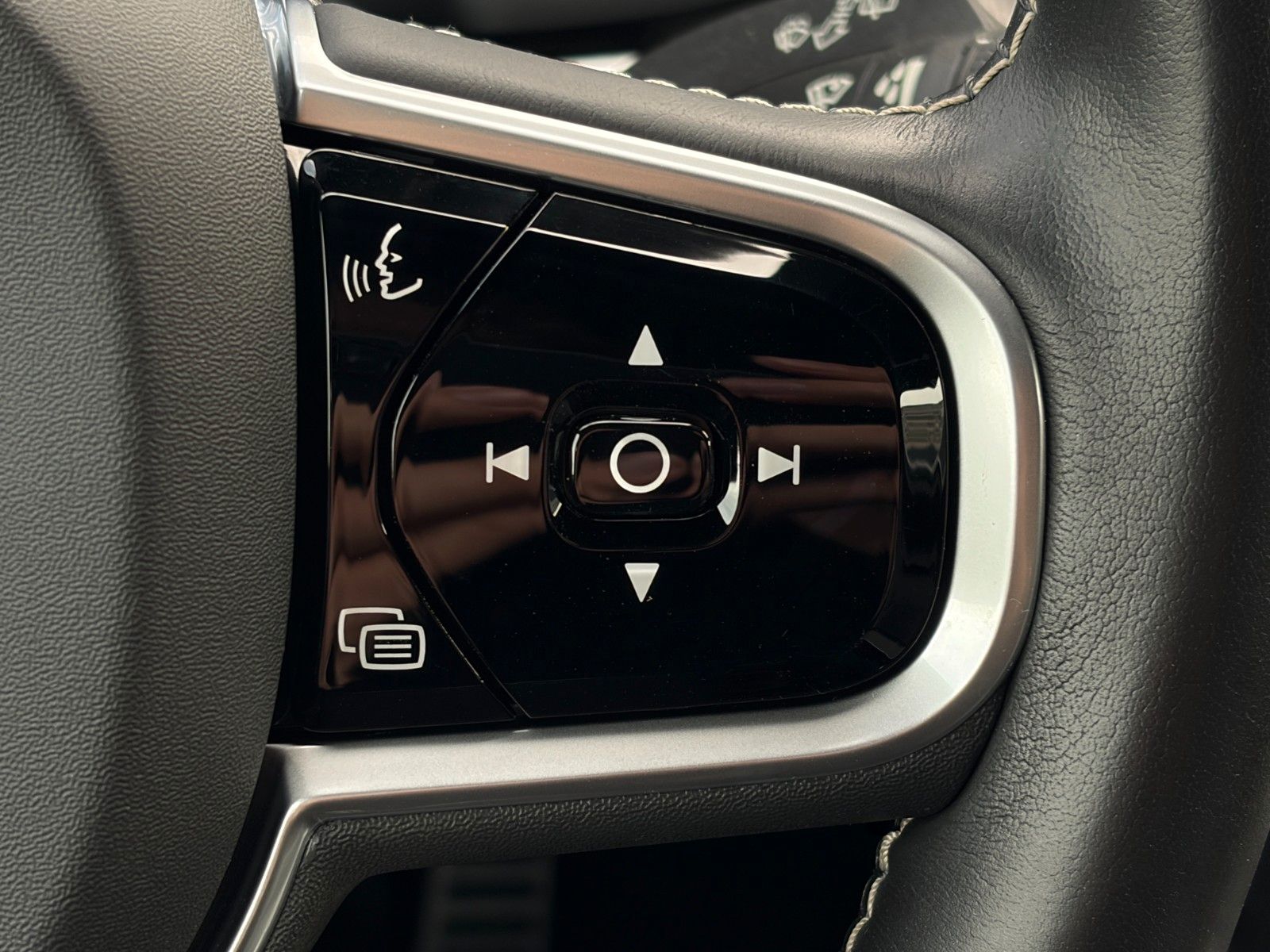 Fahrzeugabbildung Volvo V60 AWD R-Design ACC ProH&K 360° LED CarPl. Memo
