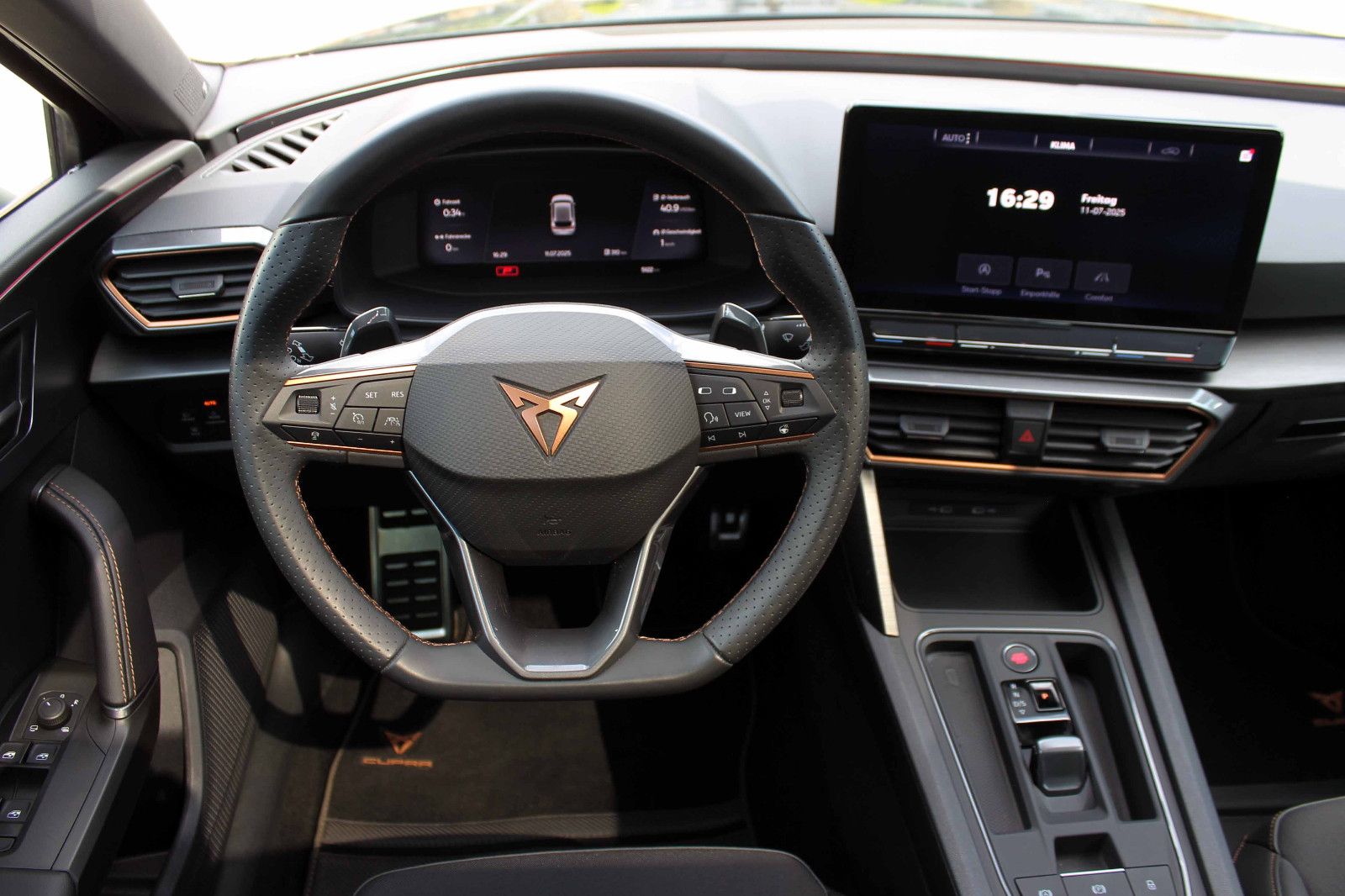 Fahrzeugabbildung CUPRA Leon VZ 2.0 TSI DSG ACC LED KAM PDC ESD PANO LHZ