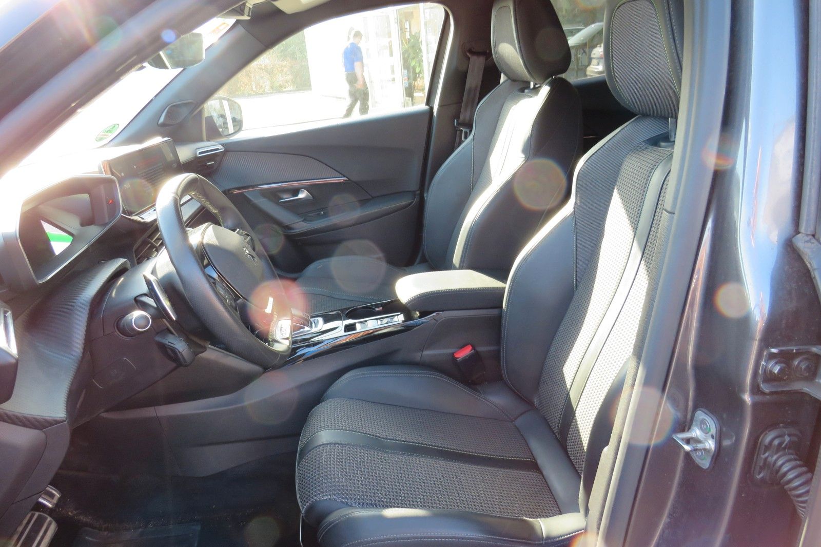 Fahrzeugabbildung Peugeot 2008 GT 8-AUTOMATIK GRA NAVI PDC 1.HAND