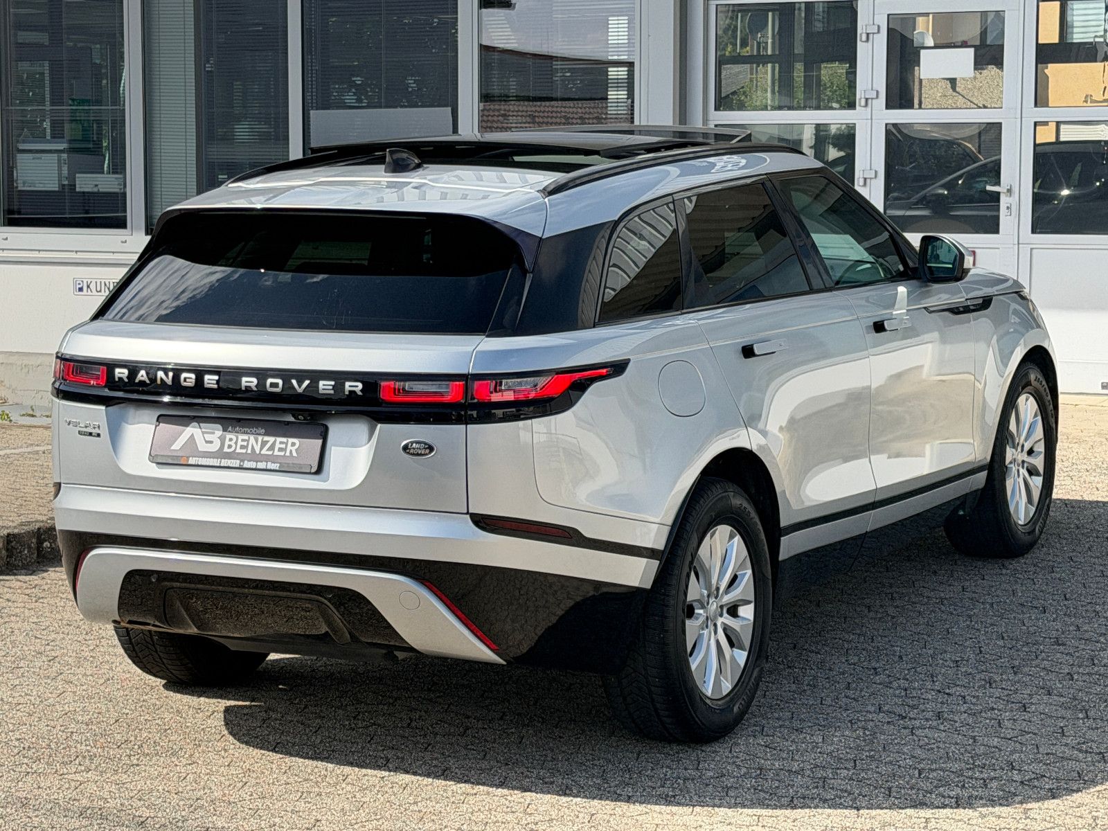 Fahrzeugabbildung Land Rover Range Rover Velar SE/PANO/KAMERA/MERIDIAN/MASSAG