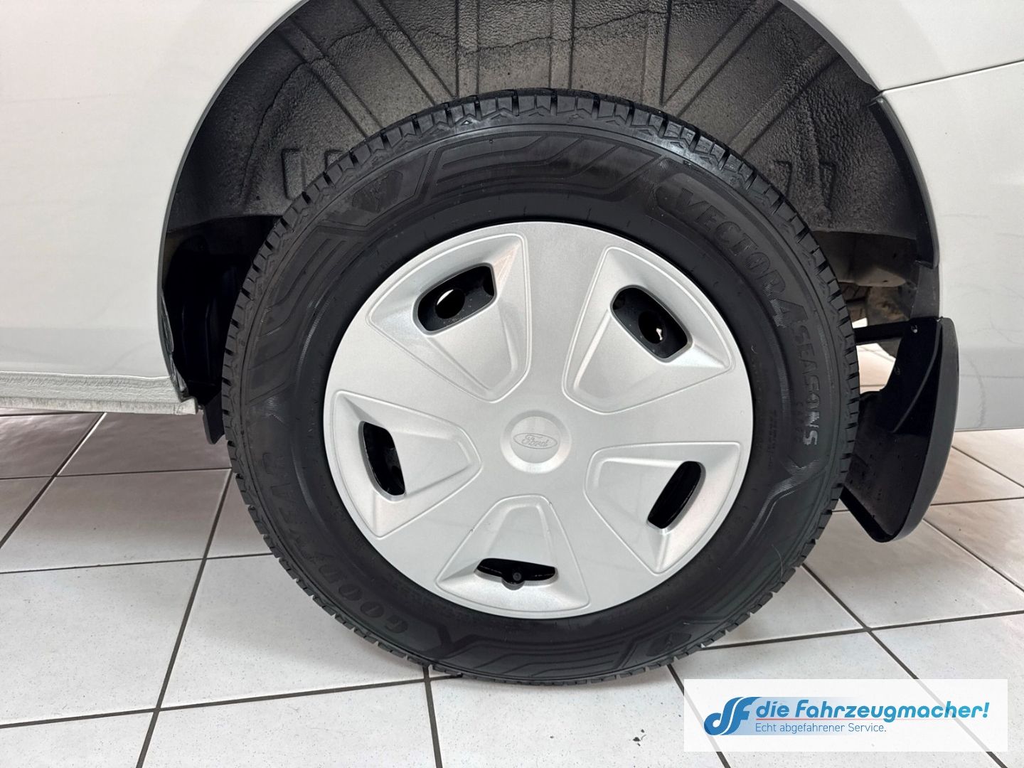 Fahrzeugabbildung Ford Transit Custom Kasten 300 L2 Trend AHK Navi Appl