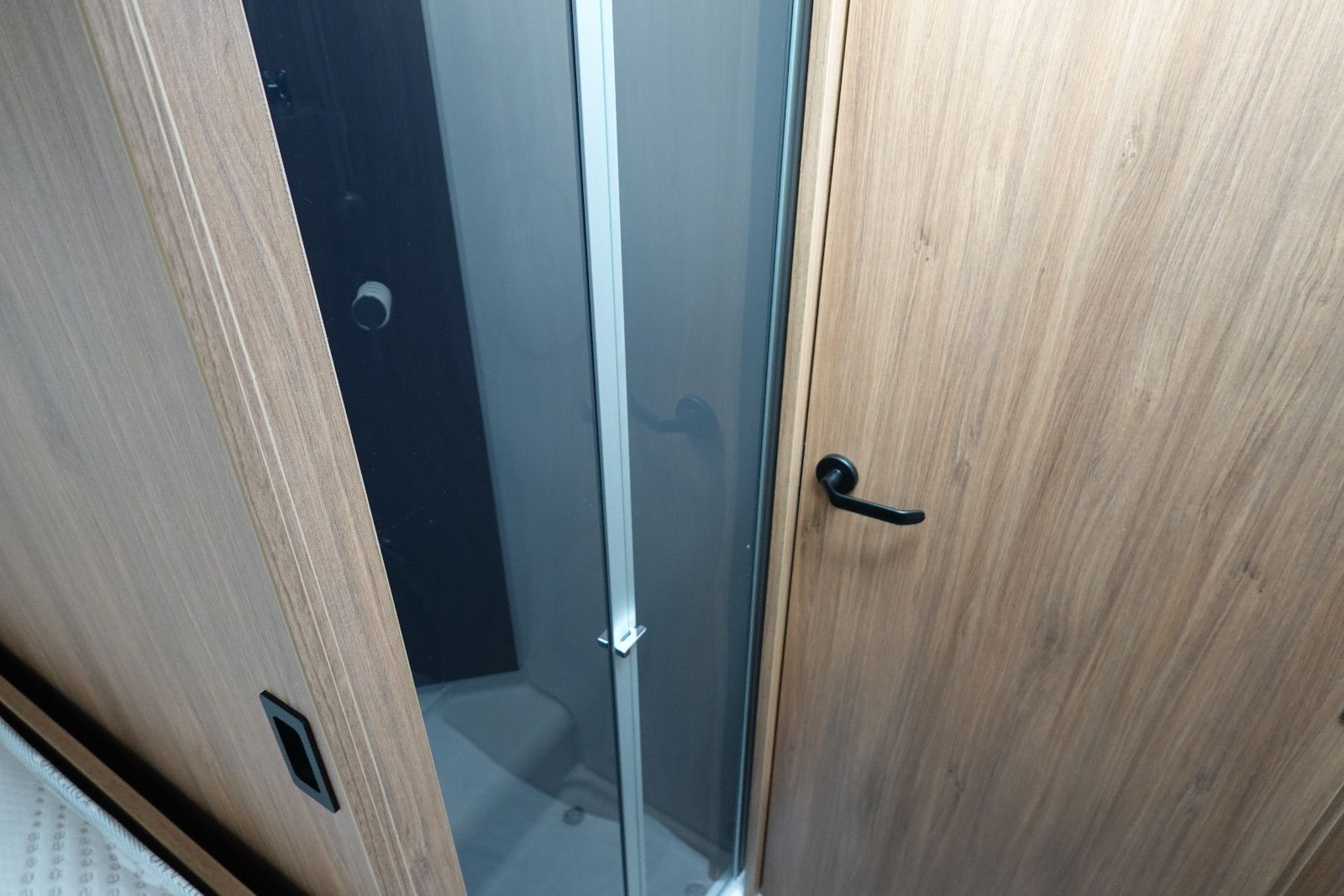 Fahrzeugabbildung Challenger 337 Graphite Edition m. Hubbett M27
