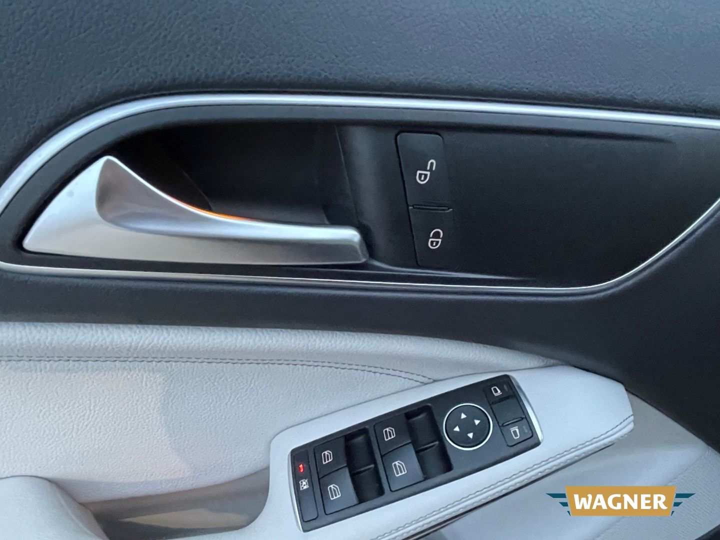 Fahrzeugabbildung Mercedes-Benz GLA 180 Sport Utility Sitzheizung Navi