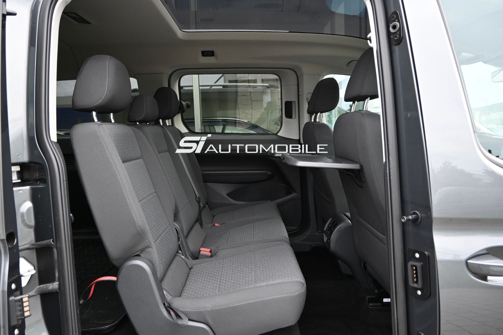 Fahrzeugabbildung Ford Grand Tourneo 2.0 d Titanium Aut °PANO°KAM°8FACH
