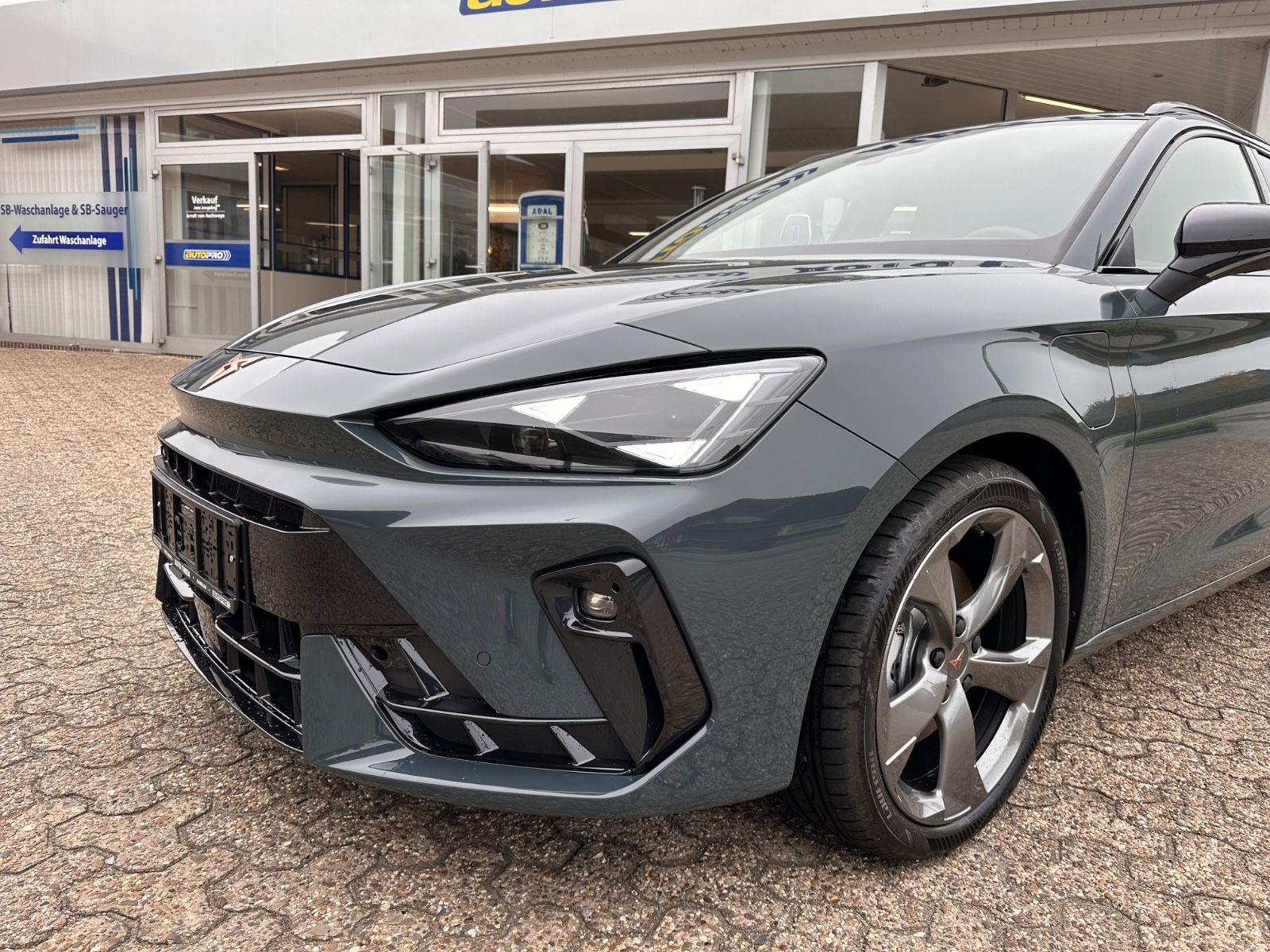 Fahrzeugabbildung CUPRA Leon ST 1.5 e-Hybrid DSG Matrix/ACC/APP/SHZ/RFK