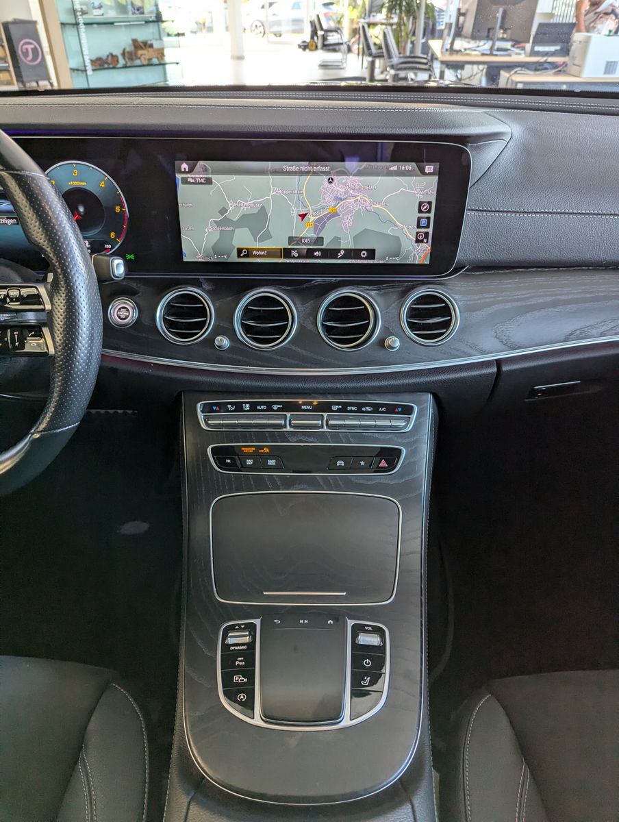 Fahrzeugabbildung Mercedes-Benz E 220 d 4M 2x AMG Pano Multib Burmester 360° 19"