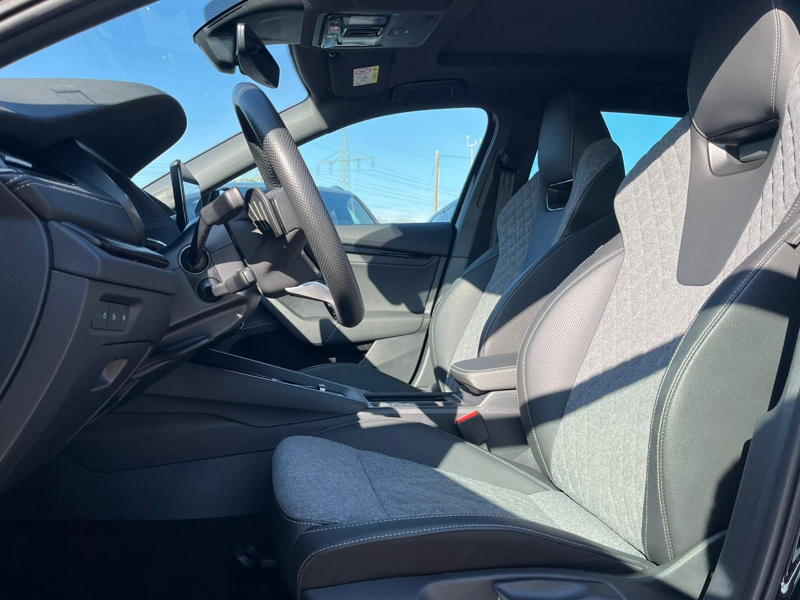 Fahrzeugabbildung SKODA Octavia 1.5 DSG Sportline PANO*MATRIX*AHK*5J.GAR