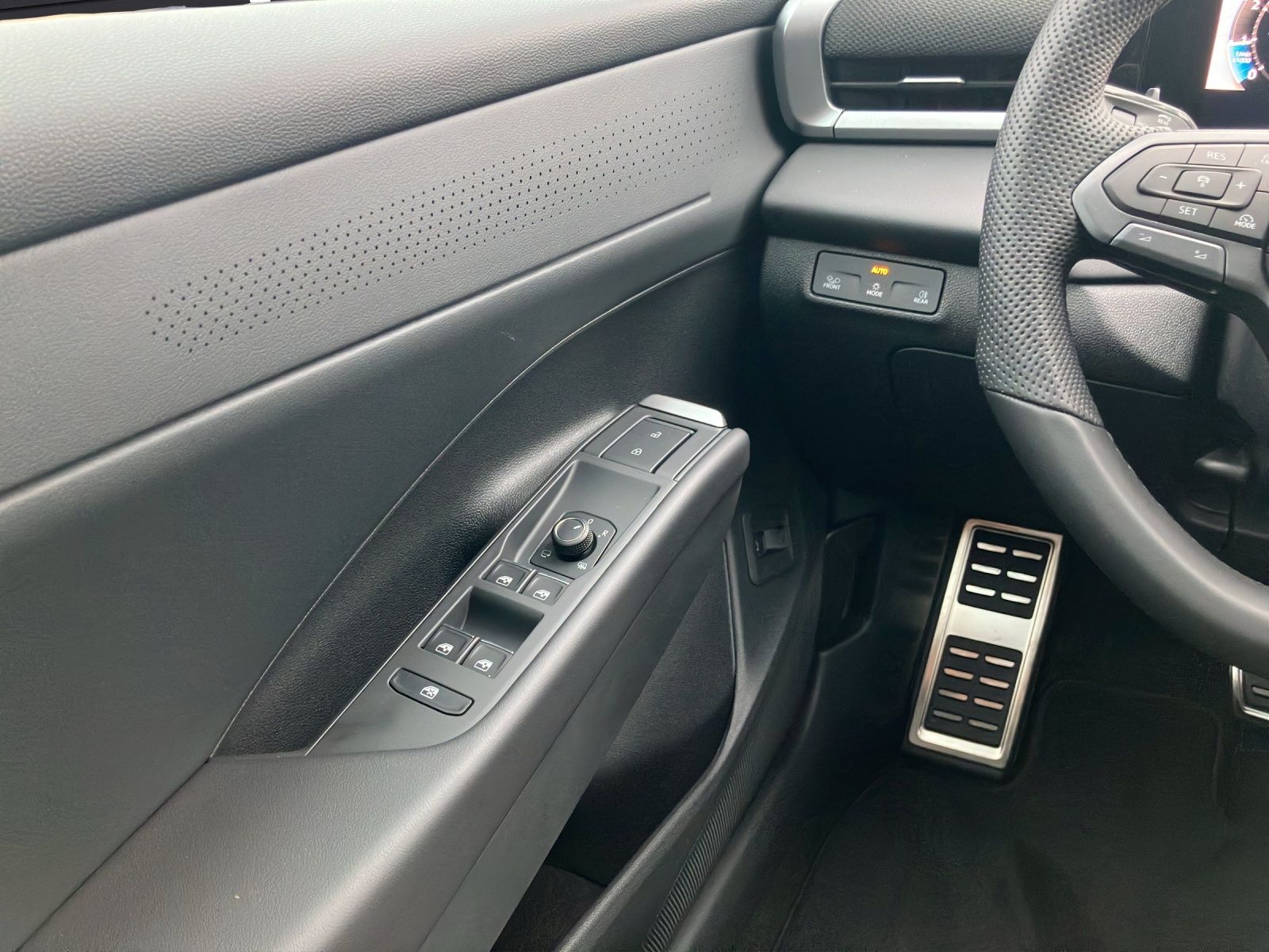 Fahrzeugabbildung Volkswagen T-Roc R-Line eTSI DSG ACC SH HuD AppConnect 360°