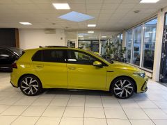 VW Golf  R-LINE DSG ACC PANO STANDHZG AHK GARANTIE