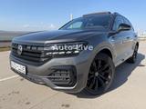 Volkswagen Touareg 3.0 TDI*R LINE*BlackS*PAN*MATRI*LUFT*VOL - Volkswagen Touareg mit Diesel-Antrieb