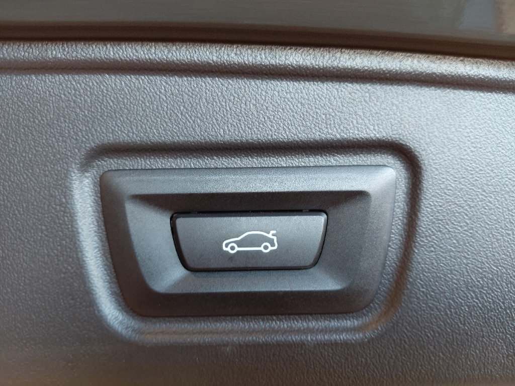 Fahrzeugabbildung BMW 520d xDrive Tour M Sport Pro Iconic Glow Stndhzg