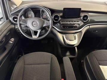 Mercedes V 220 - 11