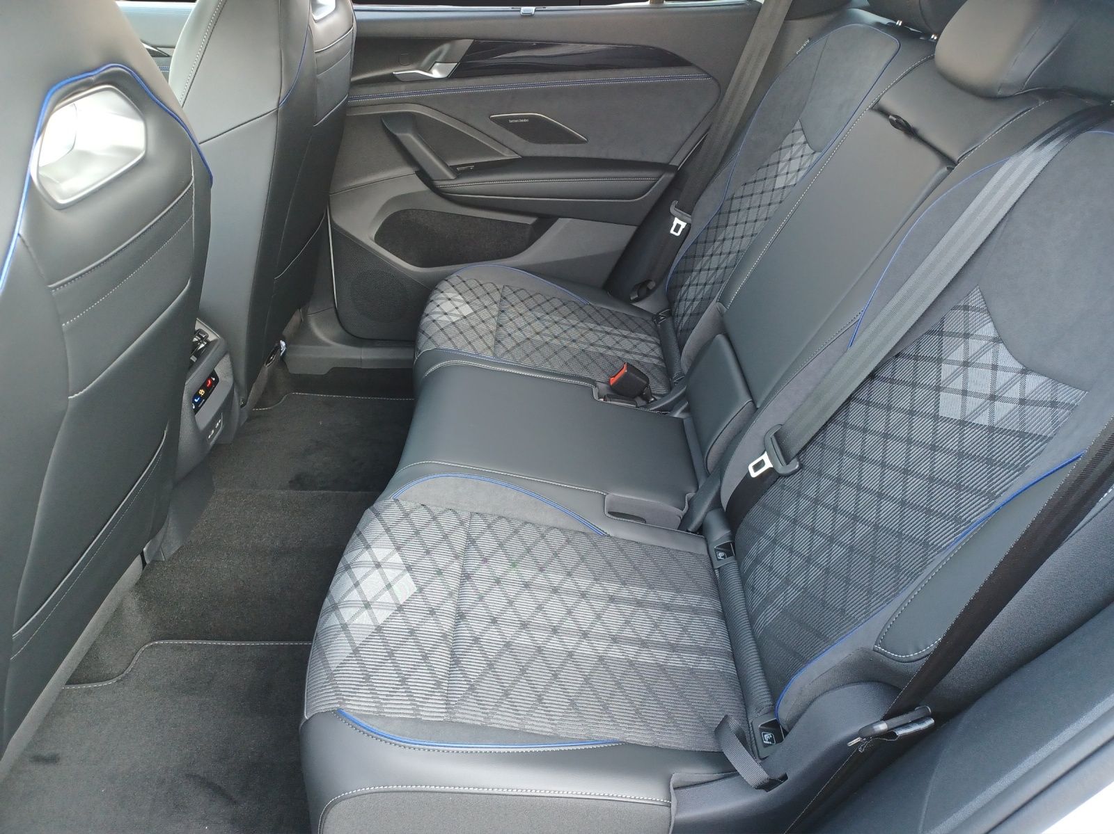 Fahrzeugabbildung Volkswagen Tayron TDI R-Line DSG 4M AHK STH
