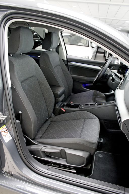 Volkswagen Golf VIII 1.0 TSI DSG Life NAVI LED ACC SITZHZG