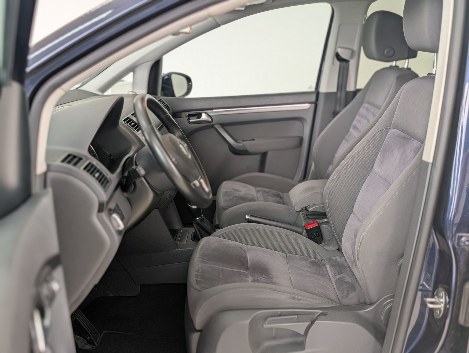 Fahrzeugabbildung Volkswagen Touran 2.0 TDI Highline PANO AHK PDC APP XENON