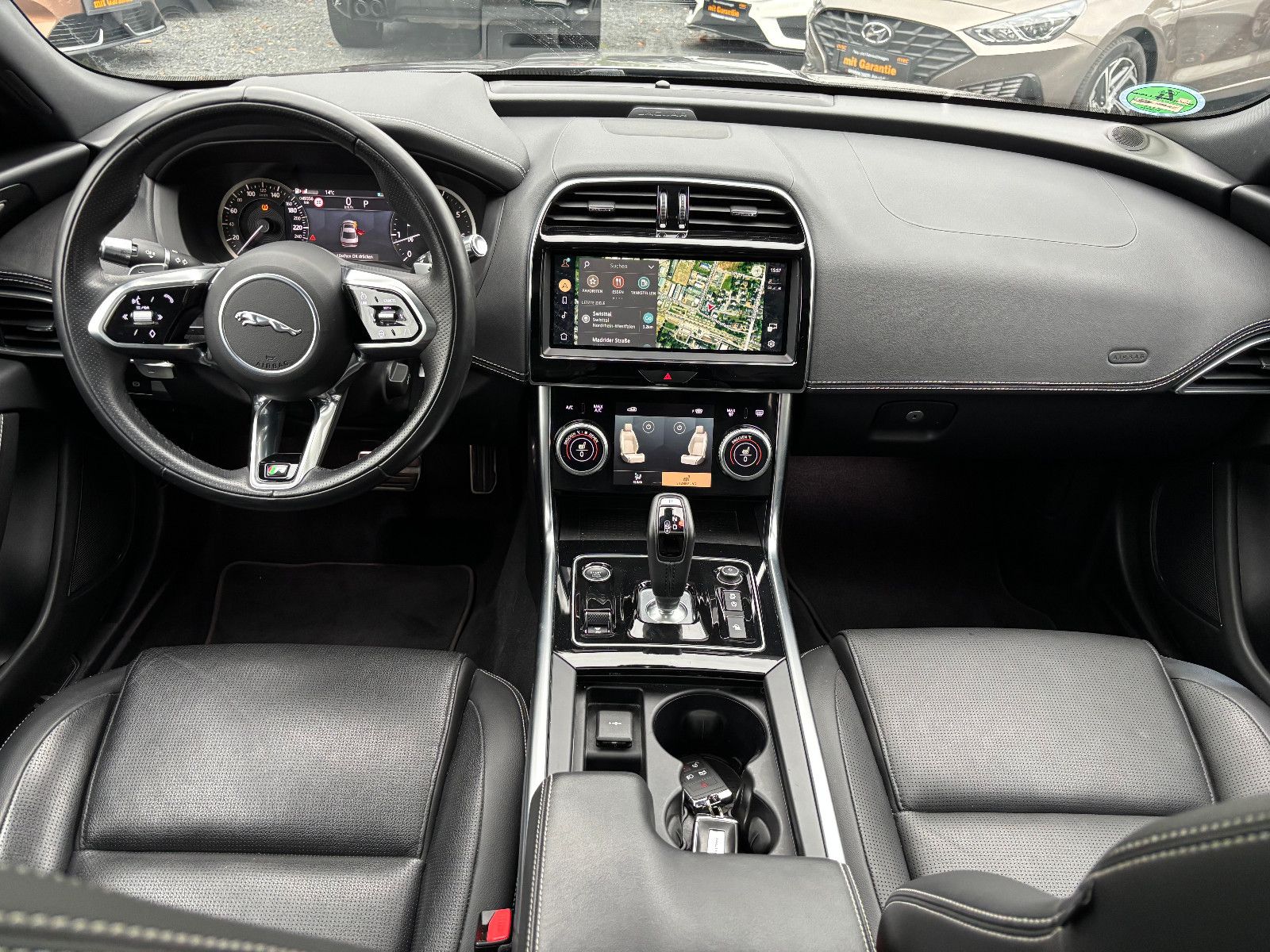 Fahrzeugabbildung Jaguar XE R-Dynamic Black/360''KAM/PANO/EXCLUSIV/MERIDI