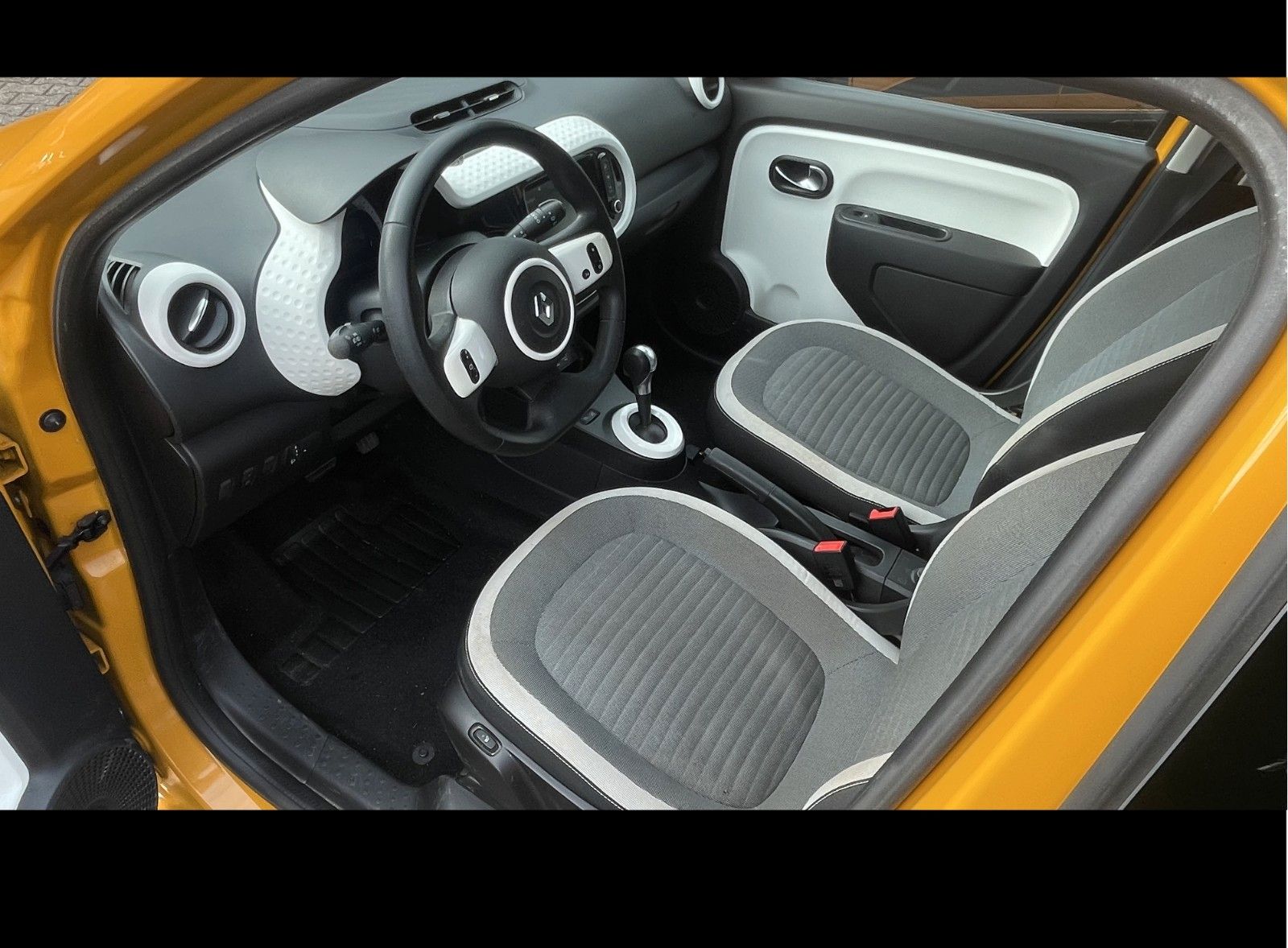 Fahrzeugabbildung Renault Twingo Equilibre Electric Easy-Link SHZ uvm