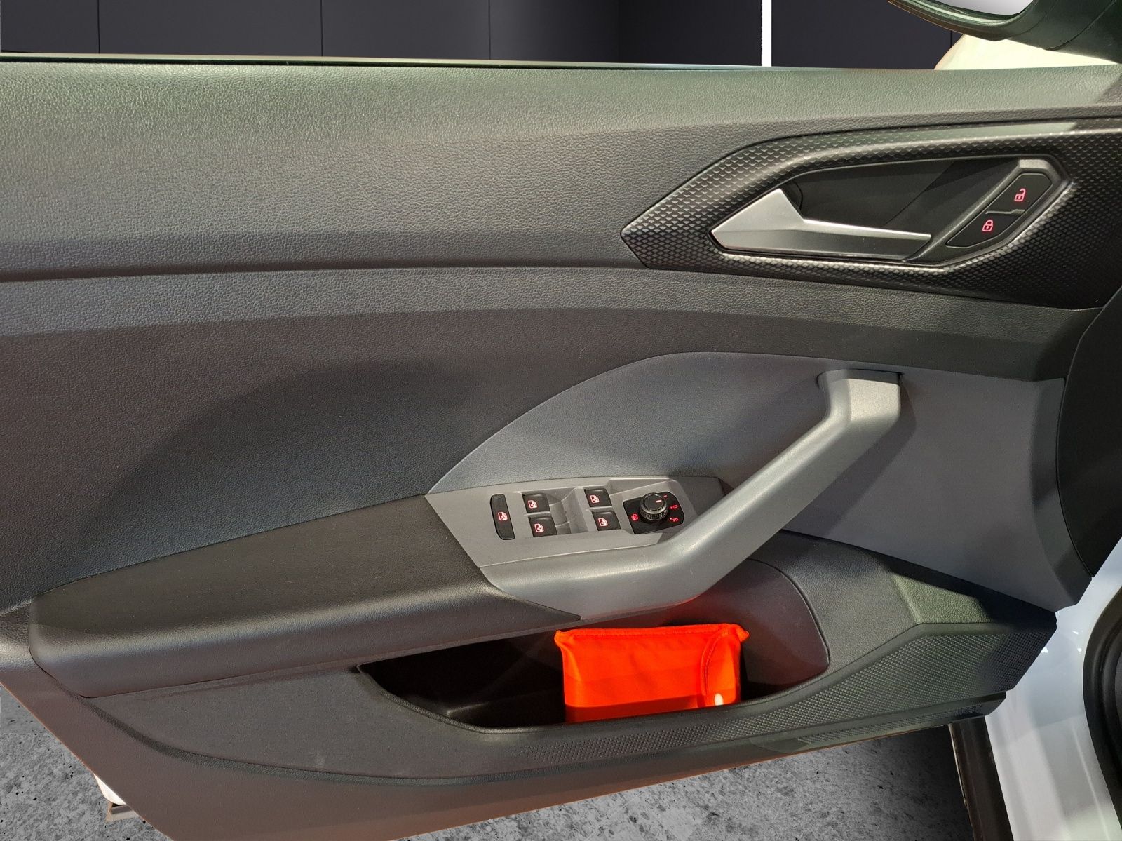 Fahrzeugabbildung Volkswagen T-Cross TSI Life AHK Navi ACC PDC SH 17"