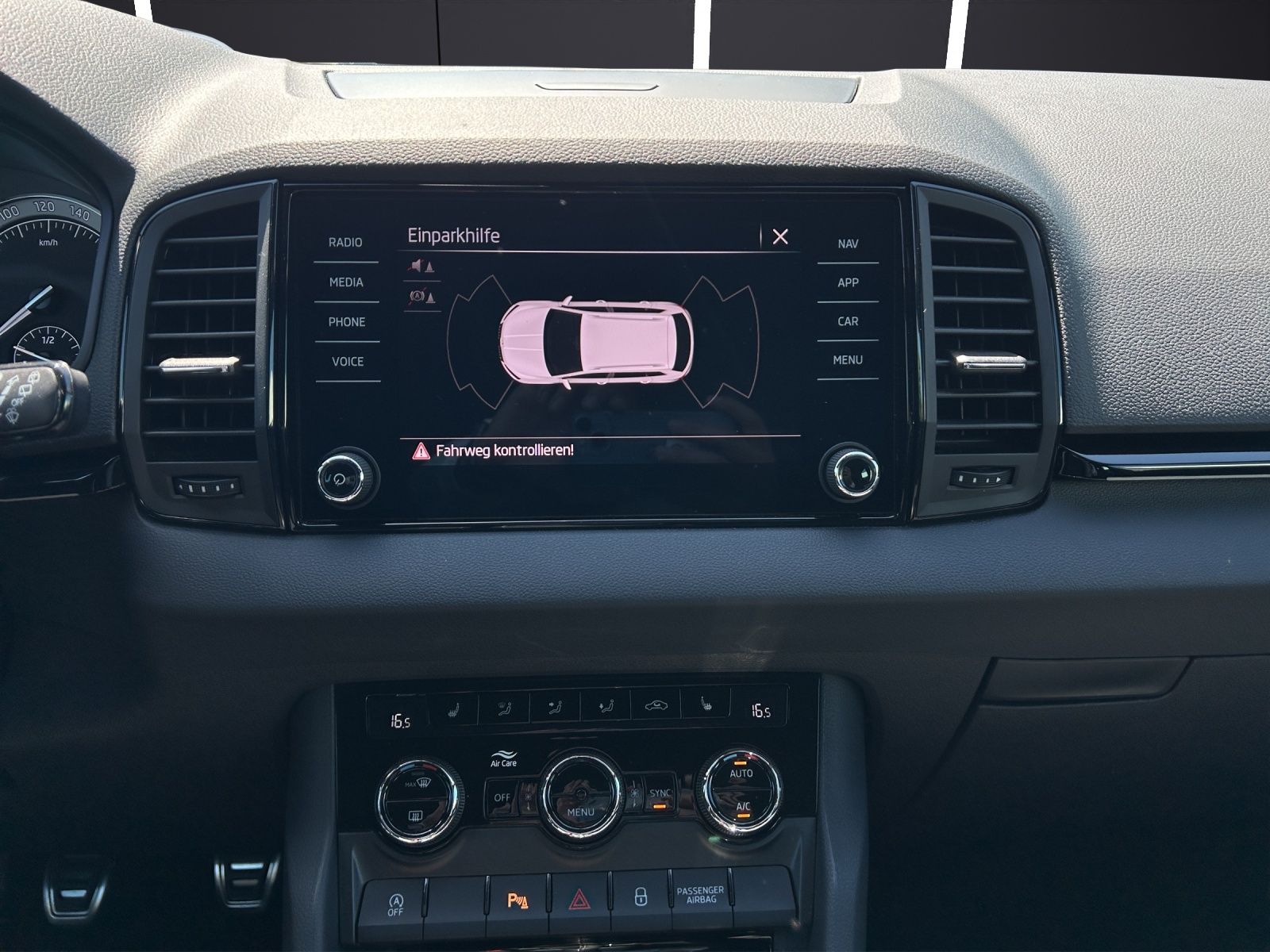 Fahrzeugabbildung SKODA Karoq Sportline LED Navi GRA 4xSHZ SmartLink