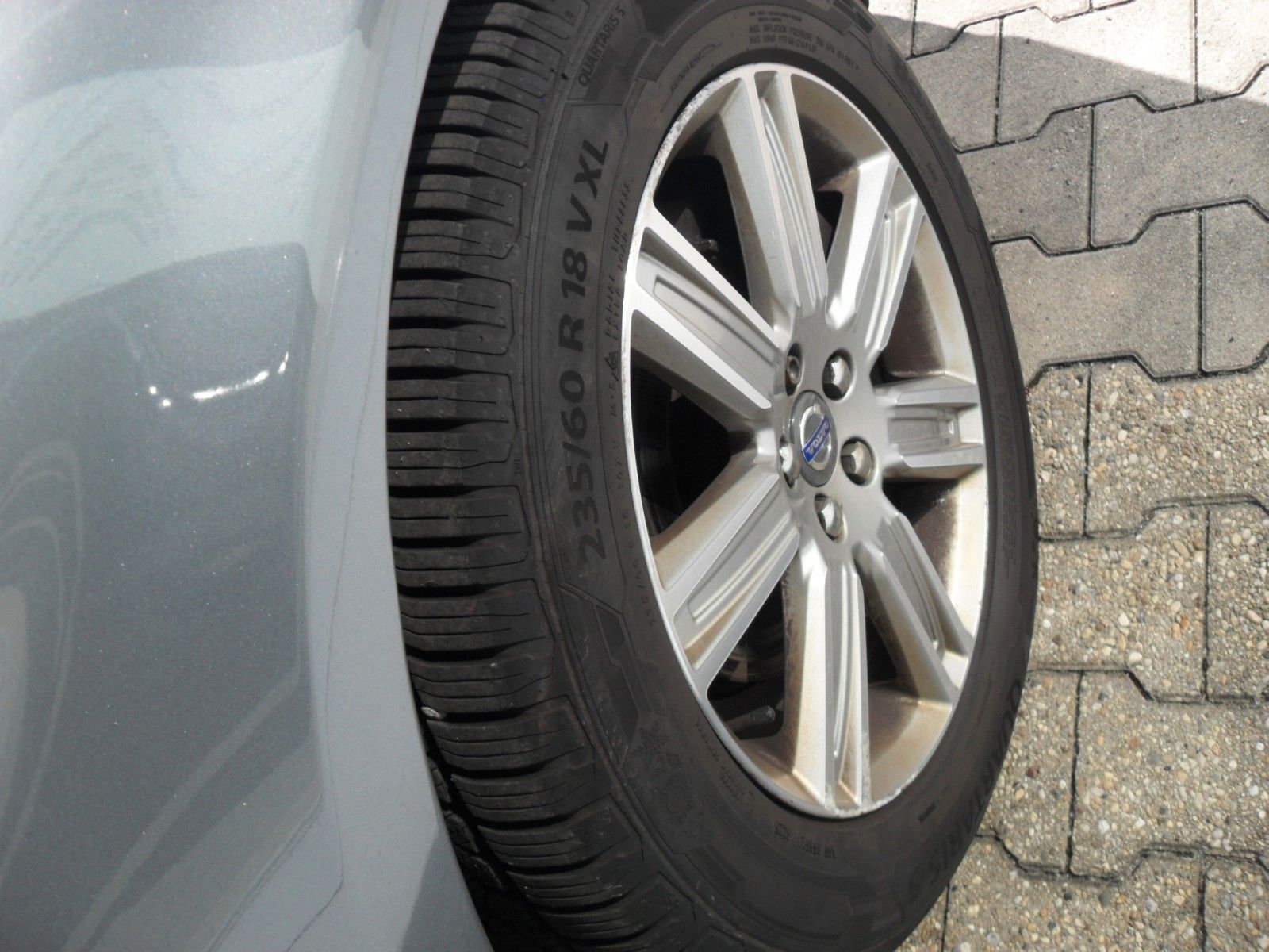 Fahrzeugabbildung Volvo XC 60 2.0 Automatik - Momentum 2WD