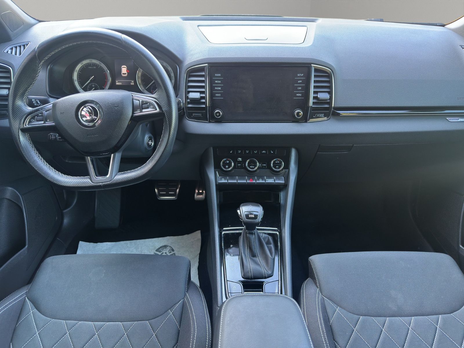 Fahrzeugabbildung SKODA KAROQ SPORTLINE DSG LED AHK APP KAMERA
