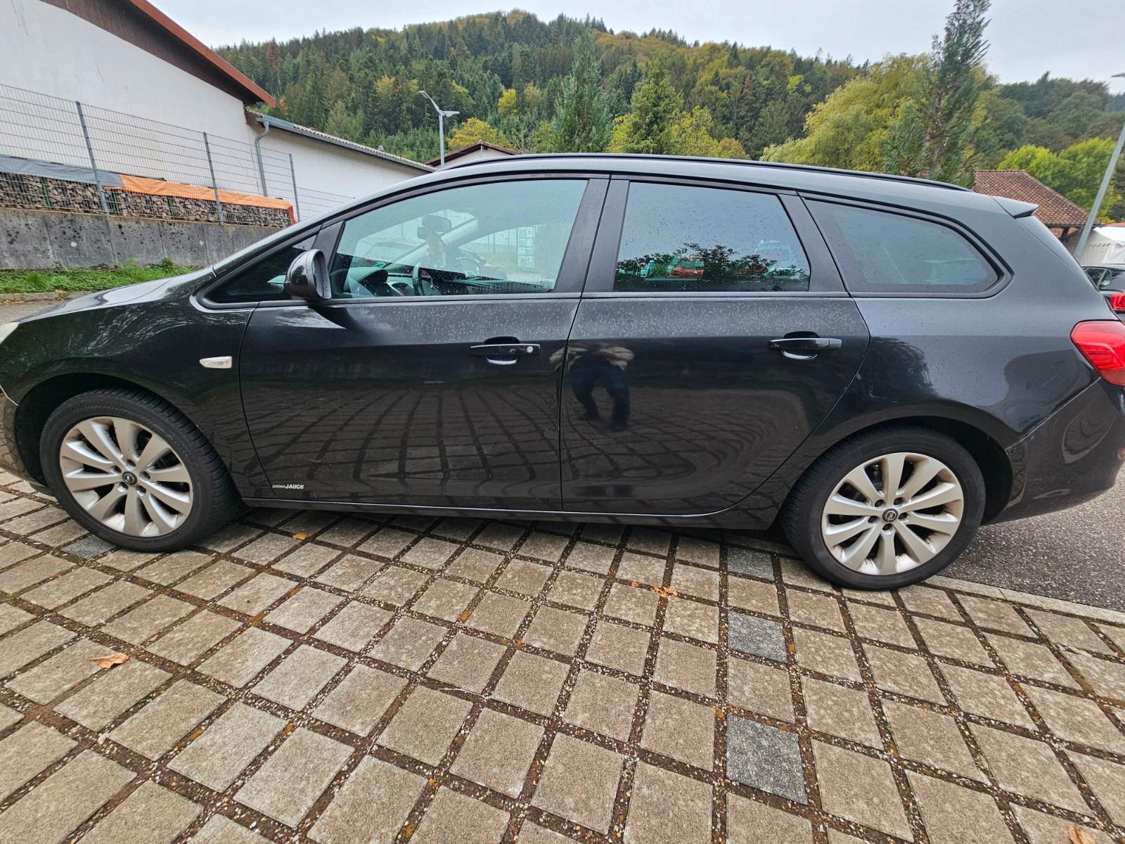 Opel Astra 2012 — interior