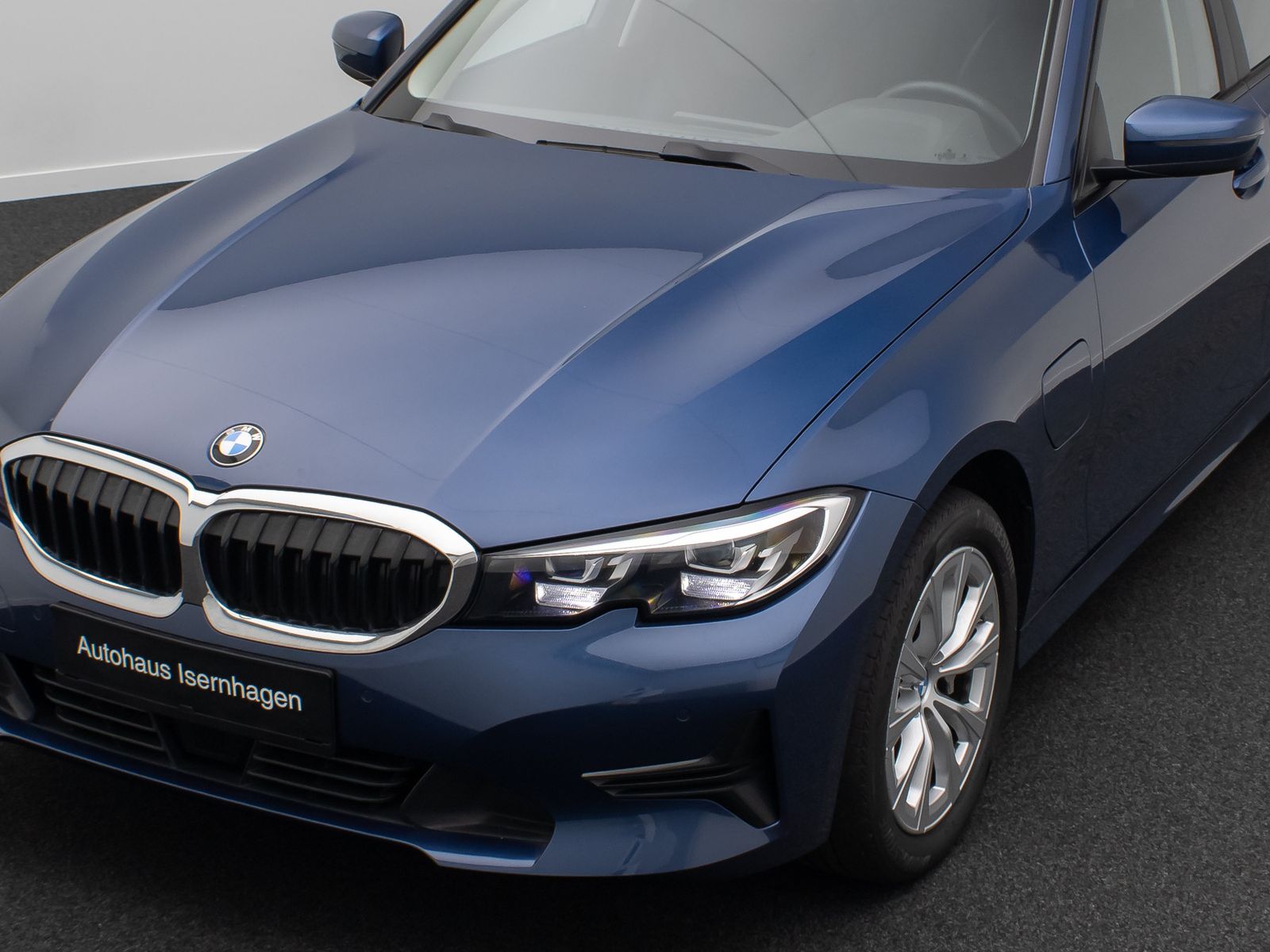 Fahrzeugabbildung BMW 330e xD Alarm DAB Komfort WLAN PDC Sport Leder