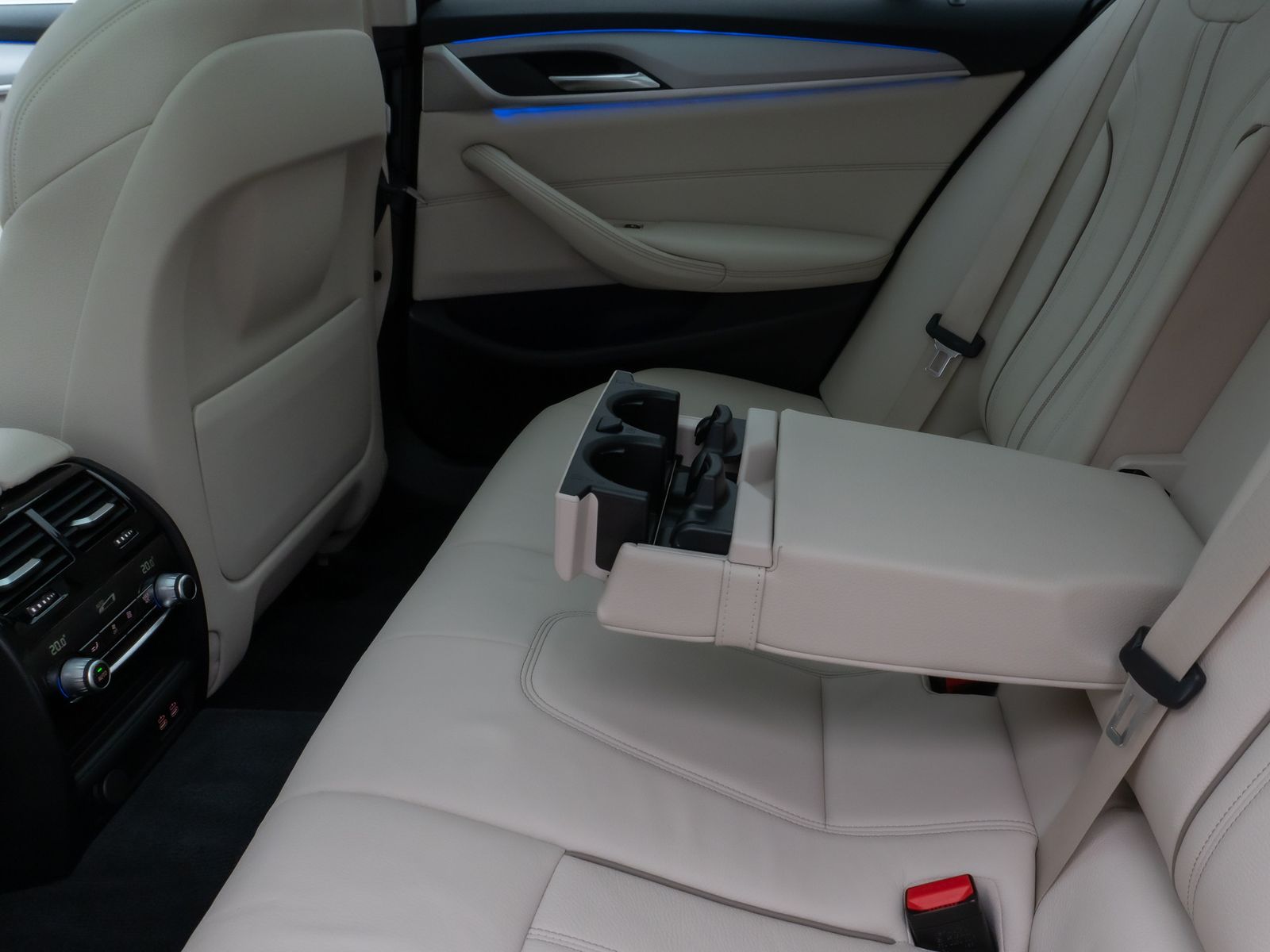 Fahrzeugabbildung BMW 530d xD Panoram Kamera HUD DAB HiFi SoftCl Sport